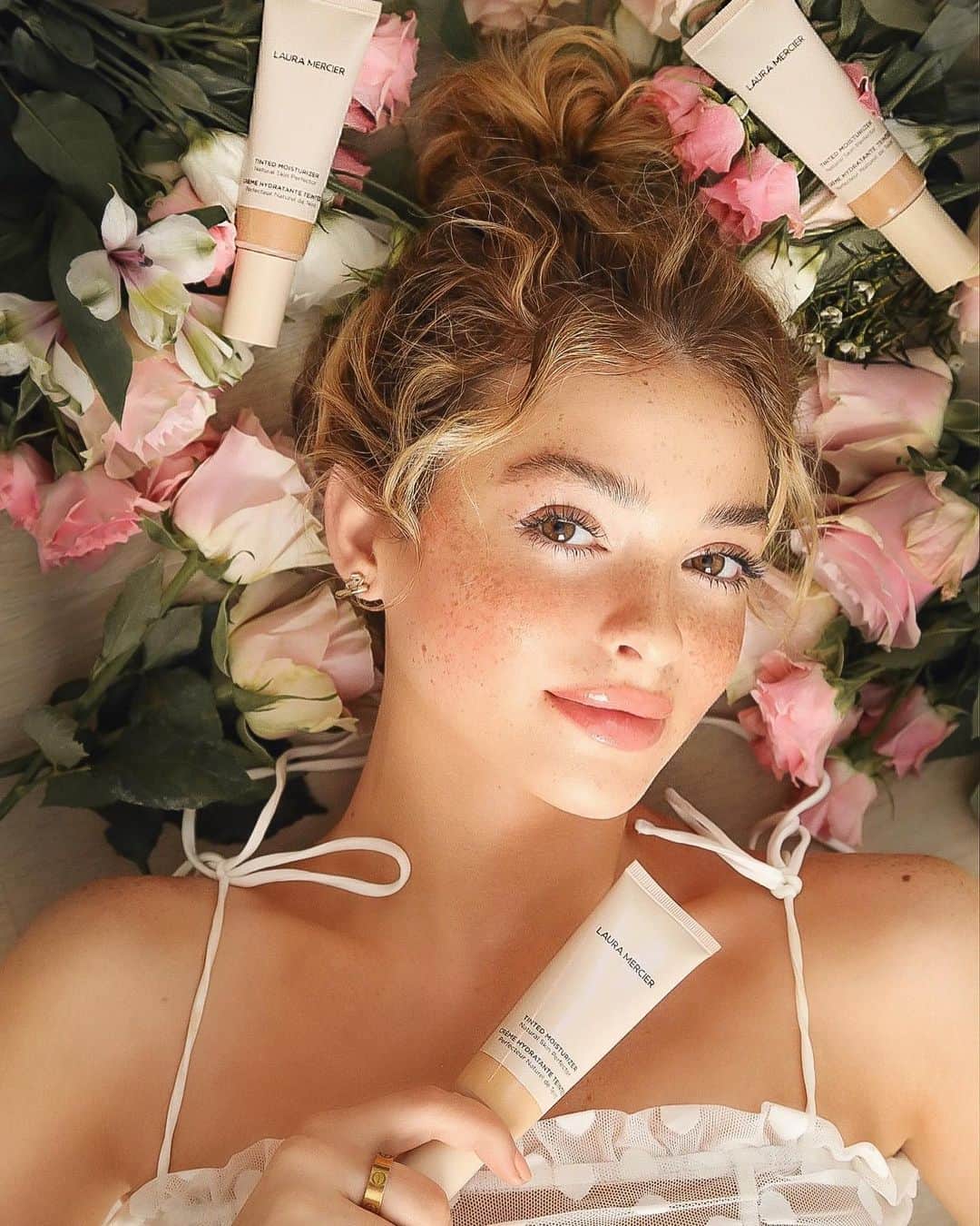 Kelsey Simoneのインスタグラム：「You already know how much I love the @lauramercier Tinted Moisturizer, but now it’s had a makeover and it’s more perfect than ever! It makes my skin look & feel like these rose petals 🌹 The tinted moisturizer now has a higher SPF of 30, a broader shade range, and amazing skincare benefits like Vitamin C&E! I filmed a natural makeup tutorial using the new TM, link is in my bio to watch and shop 💋」