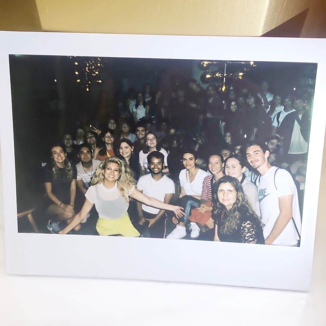 トーライ・ケリーのインスタグラム：「my 1st gig in germany!🇩🇪 thank you berlin for showing up to my little last minute pop up show!! ich liebe dich🥰  ps. 1 WEEK TILL ALBUM DAY」