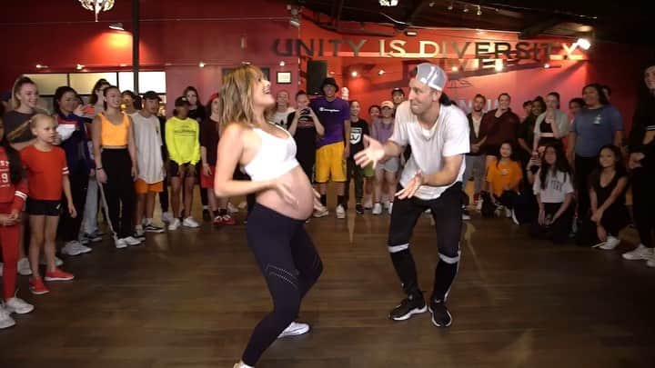 チャチー・ゴンザレスのインスタグラム：「YALL! Got down one more time with my fav @mattsteffanina before the lil one is here 👶🏼 Thank you to everyone who always comes to support and huge thank you to Matt for always including me and making these collabs some of my favorite pieces I’ve ever done. Love you so much bud😭 also, this is a public service announcement that preggo women can GET DOWN! I get messages daily on how I should live my life while pregnant...but I’ve learned- when I feel good, baby feels good! Dance is my passion and becoming a mother is a new passion. So happy to combine the both! It’s all about balance ❤️ Song: Loco Contigo @djsnake @jbalvin @tyga  Filmed: @ryanparma」