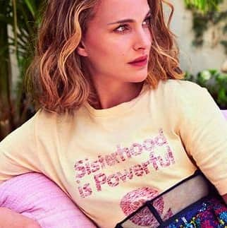 ナタリー・ポートマンさんのインスタグラム写真 - (ナタリー・ポートマンInstagram)「Sisterhood is powerful. @bazaaruk 📷: @pamela_hanson」8月3日 1時28分 - natalieportman