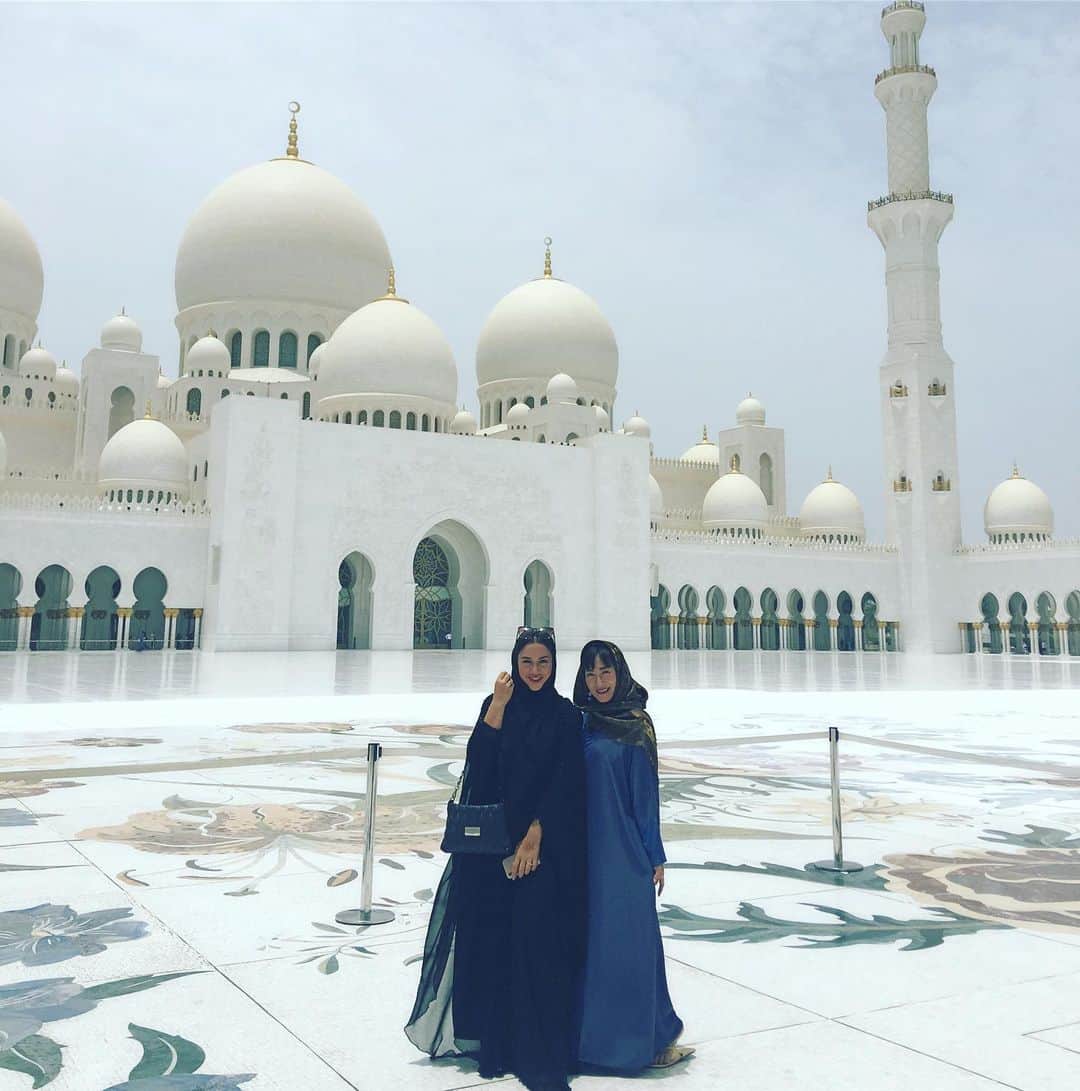 珠久美穂子のインスタグラム：「ドバイからアブダビへ  一度行きたかった シェイク・ザーイド・モスク  世界最大のペルシア絨毯があり 伝統的なイスラムのデザインと 近代的な建築技術が用いられていて 世界で6番目に大きいモスク！ 女性は肌を見せてはいけないので 暑くて倒れそうになった💦💦 😭  #dubai  #dubai🇦🇪 #holiday #ドバイ  #ドバイ旅行  #ドバイ女子旅  #دبي#砂漠 #デザートサファリ  #ラクダ #ラクダ乗り #アブダビ  #アブダビ旅行  #アブダビ観光 #モスク  #SheikhZayedMosque #sheikh」