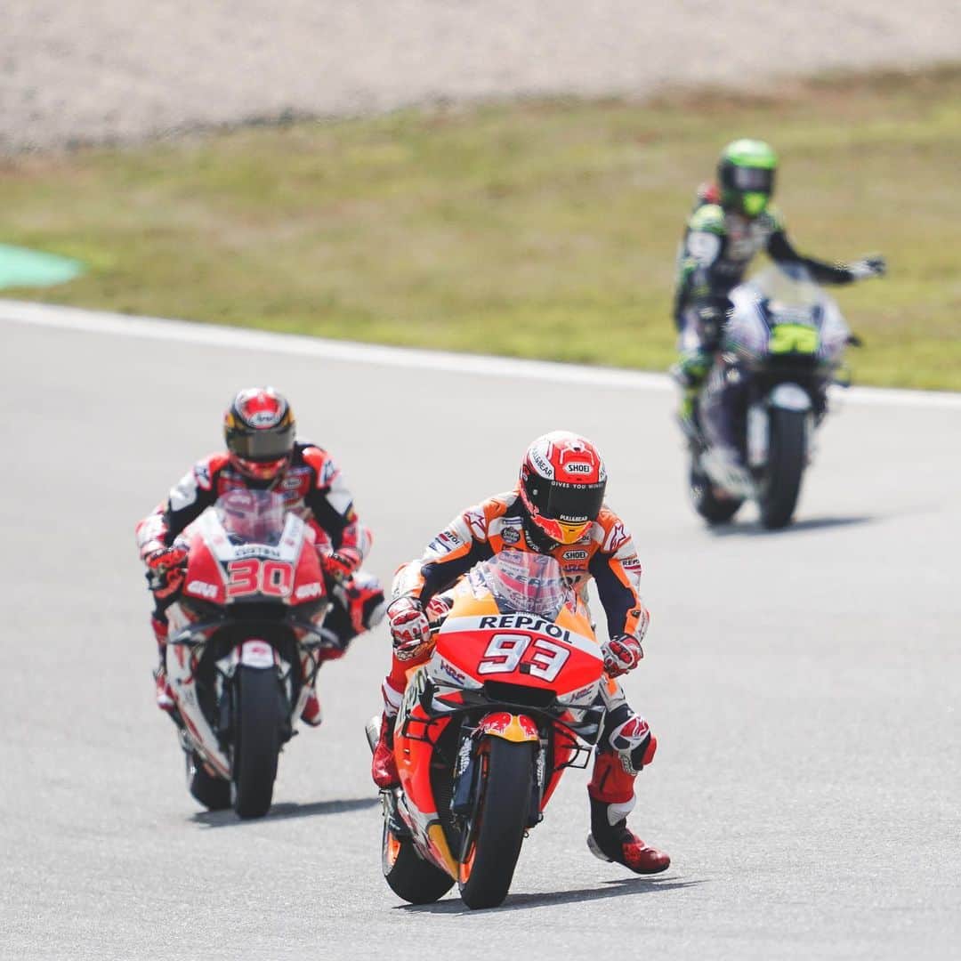 レプソル・ホンダのインスタグラム：「Honda hang out. ⠀⠀⠀⠀⠀⠀⠀⠀⠀ #CzechGP #25RepsolHonda #Repsol #MotoGP #Honda #Racing #RepsolHonda #HRC #RC213V #MM93 #MarcMarquez #CalCrutchlow #TakaakiNakagami #ThePowerOfDreams #Motorcycle #Czechia #Brno」
