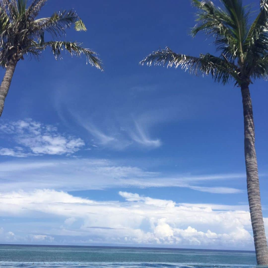 新山千春さんのインスタグラム写真 - (新山千春Instagram)「sky blue😍 ocean blue🌈 . 加工なしで🙌 この青💎！！！ #sea . 手袋は日焼け対策🤣 #100円 😋  _____________________________________________________🌴  #Okinawa #art 好き🎨#chihuahua #dog 🐶  #mamafashion #Japaneseactress #casualcoordinate #denimcoordinate #makeup #model  #mama#mamastyle #Instagood #cooking #streetwear #mamacoordinate #hairarrange #streetfashion  #outfit #casualstyle  #outfitstyle #촬영 #粉我 #나를따르라  #fashionistas #dailylook #coodinate #新山千春  _____________________________________________🌴🌵🌴」8月3日 12時38分 - chiharuuu_0114