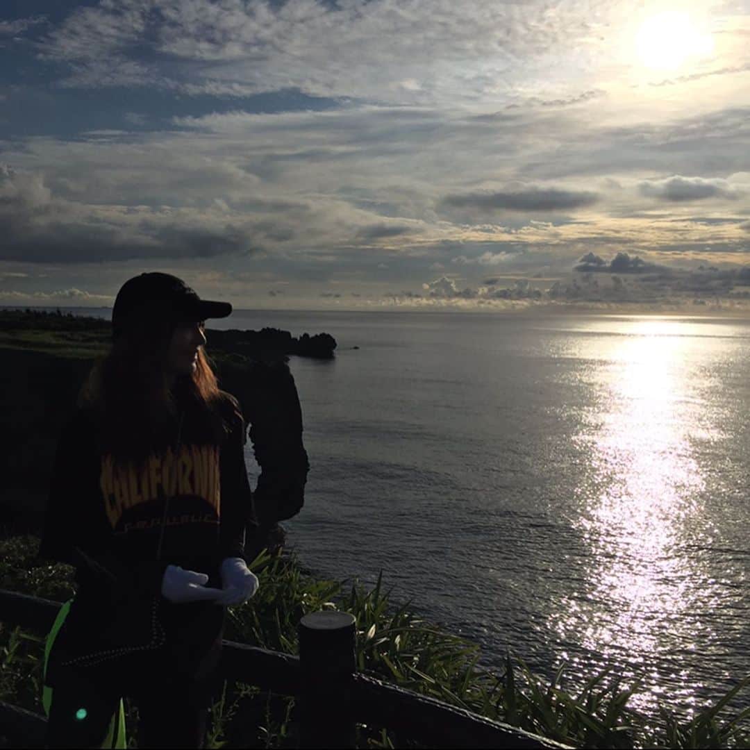 新山千春さんのインスタグラム写真 - (新山千春Instagram)「sky blue😍 ocean blue🌈 . 加工なしで🙌 この青💎！！！ #sea . 手袋は日焼け対策🤣 #100円 😋  _____________________________________________________🌴  #Okinawa #art 好き🎨#chihuahua #dog 🐶  #mamafashion #Japaneseactress #casualcoordinate #denimcoordinate #makeup #model  #mama#mamastyle #Instagood #cooking #streetwear #mamacoordinate #hairarrange #streetfashion  #outfit #casualstyle  #outfitstyle #촬영 #粉我 #나를따르라  #fashionistas #dailylook #coodinate #新山千春  _____________________________________________🌴🌵🌴」8月3日 12時38分 - chiharuuu_0114