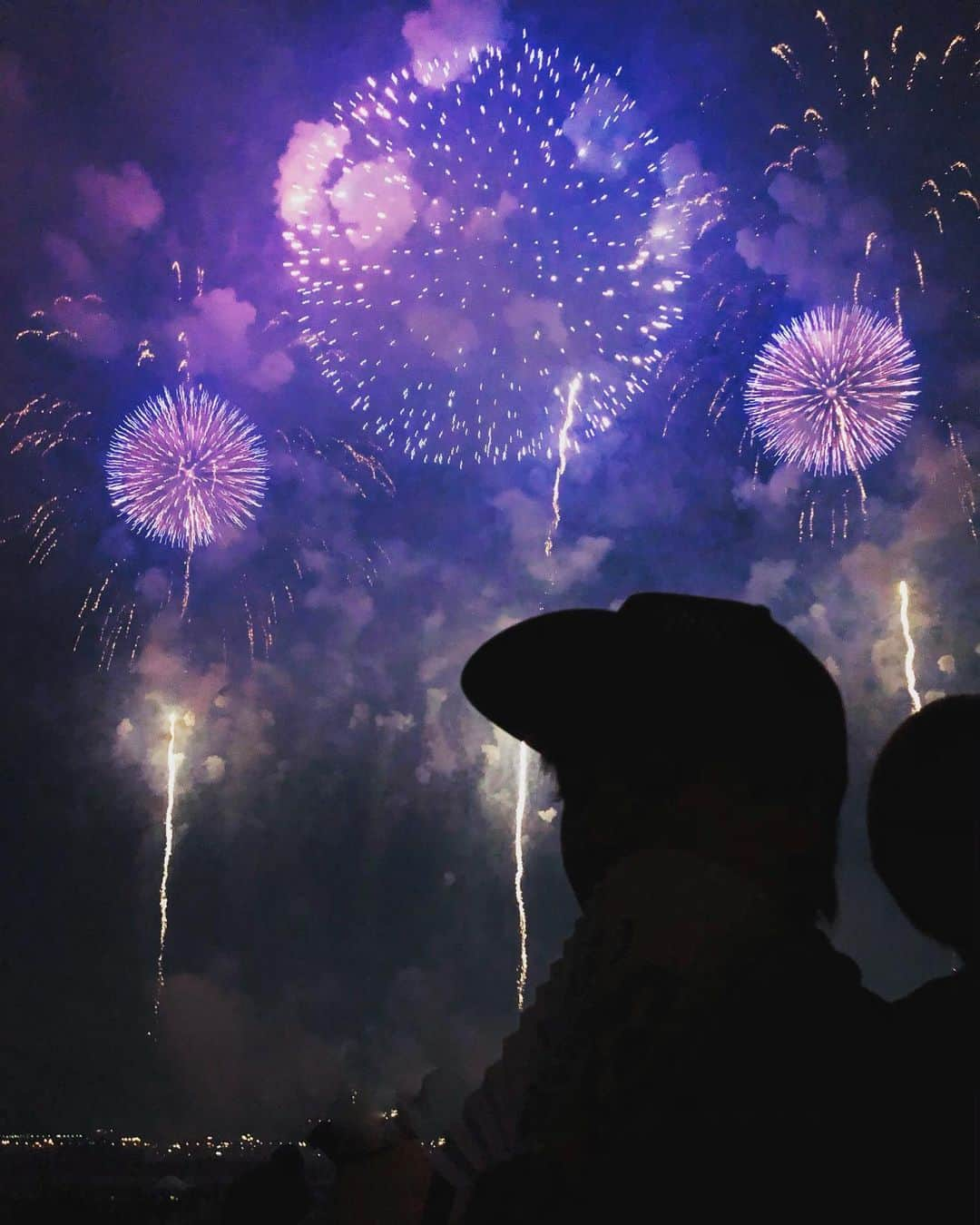 千秋さんのインスタグラム写真 - (千秋Instagram)「余韻。 梅雨明けてこの夏最初の想い出🎆 この花火がいつも近くにある地元の方たち、羨ましいなあ。 全国にはまだまだ凄いお祭りがいっぱいあるんだろう、現地に行かないと感じられない素晴らしさ。行けるなら全部行ってみたい。 日本のお祭りにハマりそうで、みんなで全国のお祭りを調べ始めました🍉👘🏮 #長岡花火 #長岡花火大会 #新潟 #7人」8月3日 11時11分 - chiaki77777