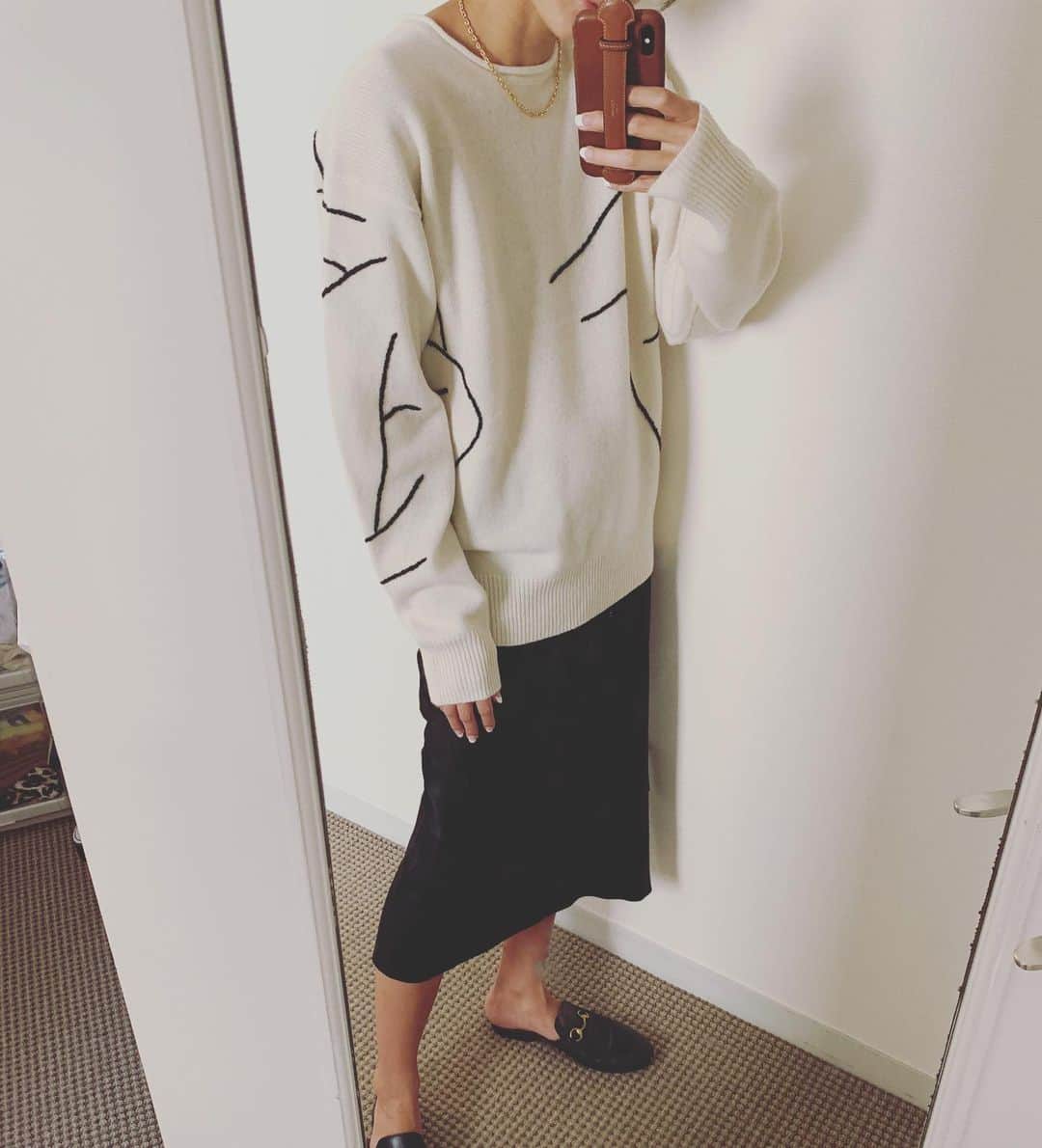 のインスタグラム：「暑いけど、秋物が気になる！！ 特に @josephfashion の秋物が可愛くて、セーターを発売日にやっとゲット！サテンっぽいスカートシリーズも合わせてかわいい。  そして @jilsander のチェックシャツは秋のマストアイテム😘太めのパンツで合わせたいな〜  @seanewyork の白スカートは夏も秋もいけちゃう優秀な子。  夏もこれからなのに、今年の秋服が可愛すぎて目がハート！  #autumn #fashion #love #mom #happy #ootd」