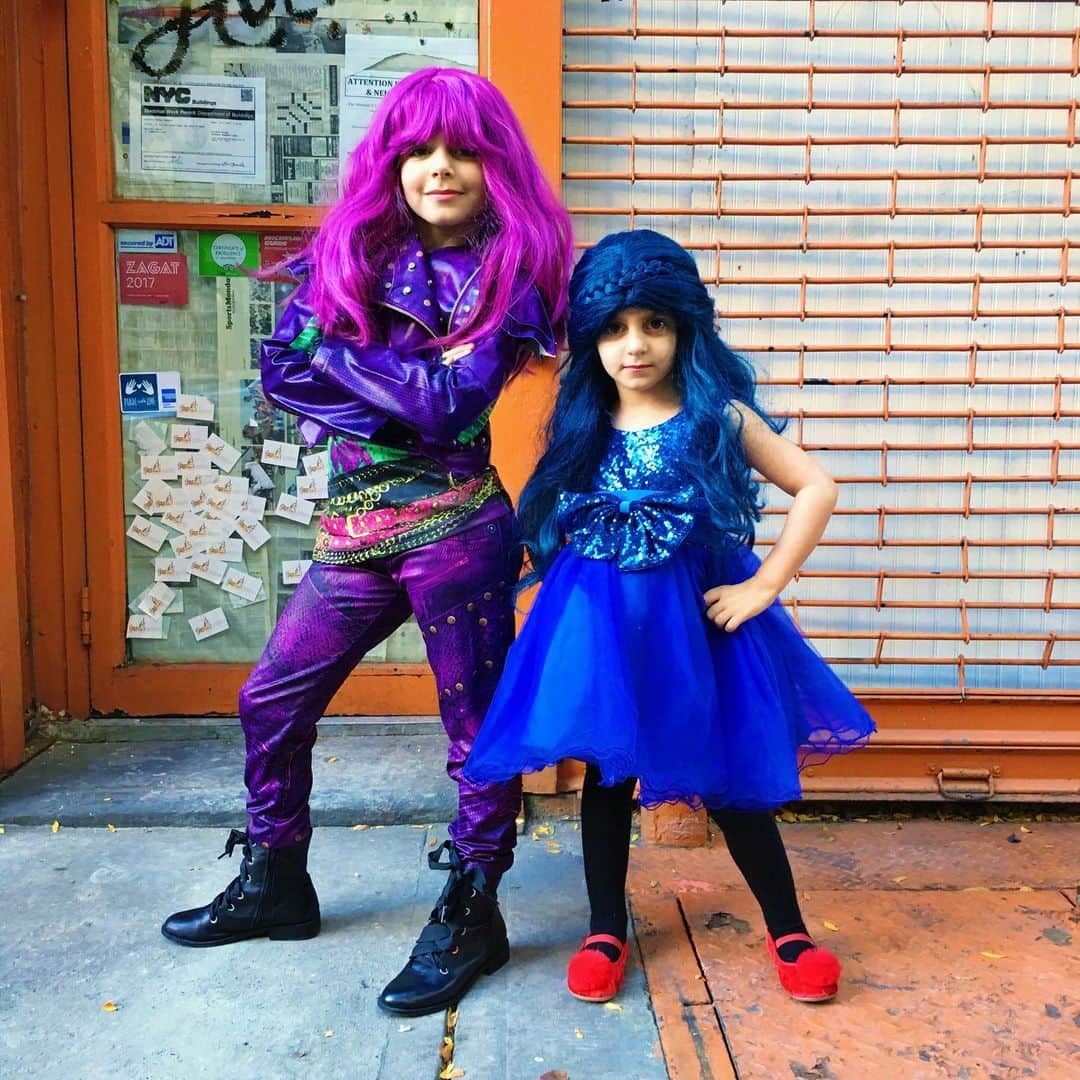 Ilana Wilesさんのインスタグラム写真 - (Ilana WilesInstagram)「THROWBACK 🍎🐍 #mazzyandharlow #malandevie Did anybody else’s kids count down the days to tonight’s Descendants 3 premiere??? Literally, Mazzy sent an invite to Harlow for her “premiere party” from camp. Who watched it? #descendants3 #ripcameronboyce」8月3日 11時15分 - mommyshorts