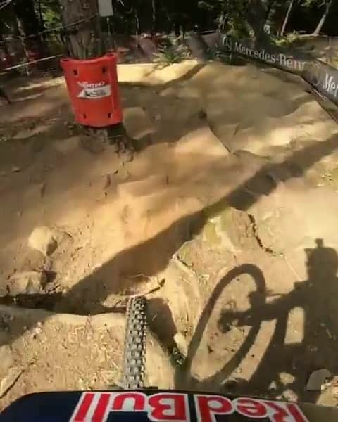 レッドブルのインスタグラム：「So this year’s UCI World Cup 2019 track in Val Di Sole, Italy looks WILD 🤭 🚲: @marceloguvi #redbull #givesyouwings #UCI #dh #bike #mtb #mountainbike #italy」