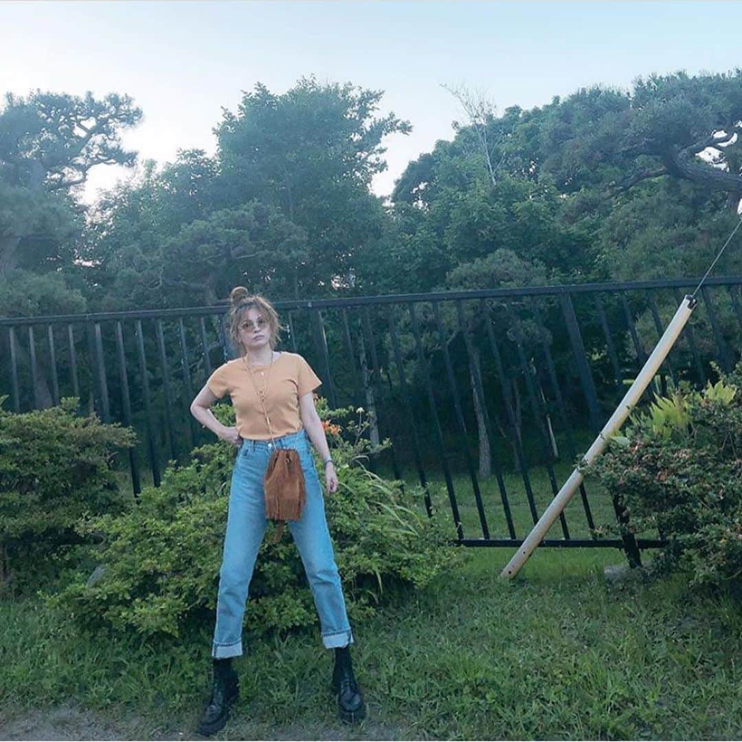風間ゆみえのインスタグラム：「せりちゃん、すてき♡  いつもだけど。  先日、マリンフランセーズ代官山のお店で娘さんとお買いものをたっぷり楽しんでくれた😆💕 その時のＴシャツ‼︎ デニム、気づかなかった…😅 最後に買ってくれてたね😂 @iwahoriseri  @la_marine_francaise_official」