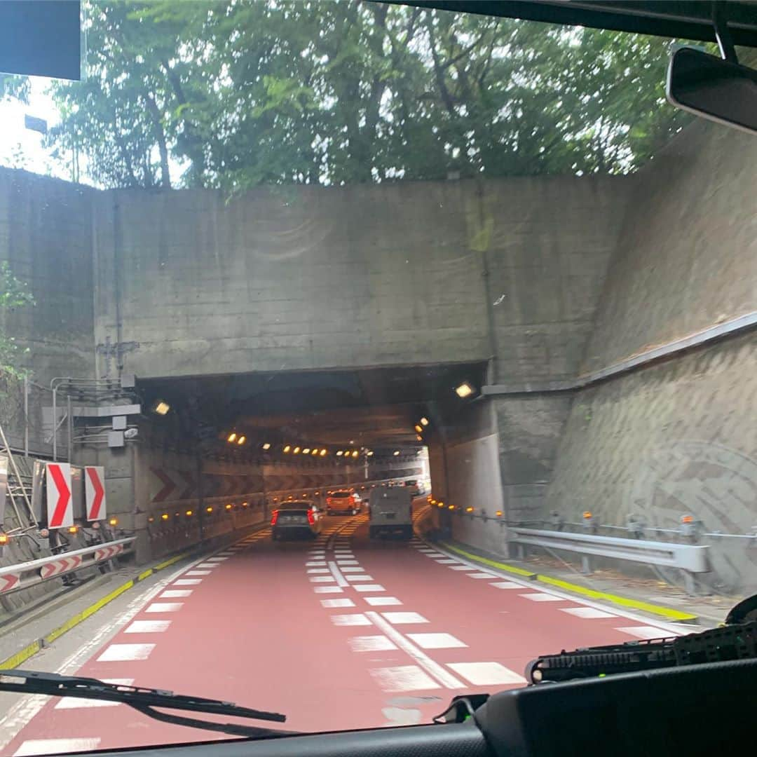 クリス智子さんのインスタグラム写真 - (クリス智子Instagram)「夏、やってます！ 昨日、愛車がオーバーヒートーー😱 OKじゃない！（笑） 第三京浜の保土ヶ谷料金所で支払いを待つところで、ストンと。。😑 でも、よくよく考えれば、気の利いた場所だったかもしれない。。すぐに、料金所の方々が助けてきださり、日陰あり、料金所のクーラー効く場所で麦茶まで出してくださり... 車トラブルの際は、毎回 人の優しさがしみますが、 保土ヶ谷料金所のみなさまの、神がかったやさしい笑顔でのご対応に触れられ、むしろラッキーな気すらしたのです👏ありがとうございました！  水を足して冷却したら、エンジンもかかったのですが、やはり、子供もいたので、JAFヘルプコール、鎌倉まで運んで頂くことにしました〜。高くつきましたが...でも、トラックに乗れて、またまたハッピー。こんな経験、なかなかできない！最高！なぐらい、大きなフロントガラスと高い視線。  次、買うなら、トラック買いたいです（笑）。 それにしても、暑さ、堪えますね。 わたしの車は、ある程度レトロだからかなぁ、と思っていましたら、JAFのお兄さん曰く、朝6時から、わたしが6件目だったそうですが（おつかれさまです..）この暑さで、新旧は関係なく、オーバーヒートも多発中らしいです。  なにかと、車で出かける機会もあ増える夏、 みなさんも、お気をつけてくださいねー。  #夏に効いた癒しの人々 #保土ヶ谷料金所のみなさまリスペクト #車はかわいい #トラック最高 #夏の思い出」8月3日 11時34分 - chris_tomoko