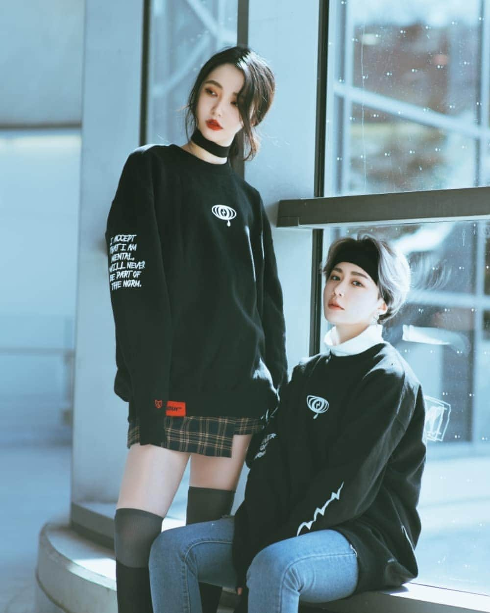 ひかりんさんのインスタグラム写真 - (ひかりんInstagram)「Me with my queen @kitsurie wearing matching crewnecks from @jaded.la 🌹 Photo | @lostdumplings」8月3日 11時35分 - __hikarin