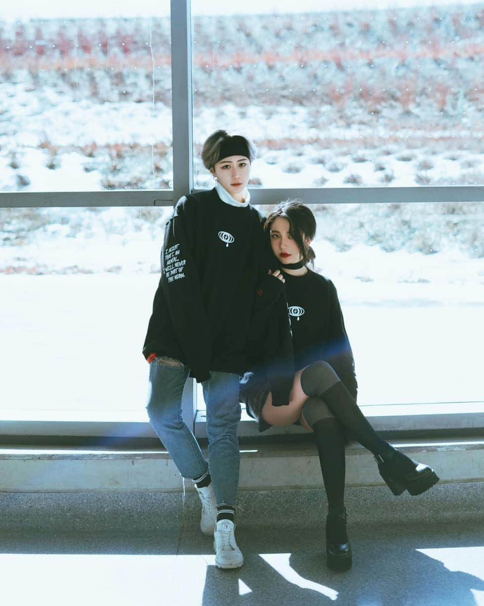 ひかりんさんのインスタグラム写真 - (ひかりんInstagram)「Me with my queen @kitsurie wearing matching crewnecks from @jaded.la 🌹 Photo | @lostdumplings」8月3日 11時35分 - __hikarin