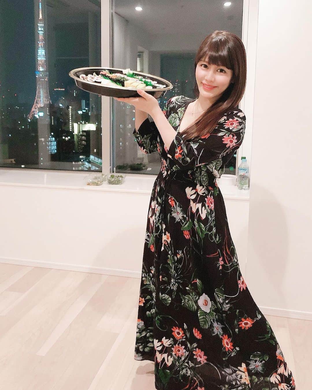 美馬怜子のインスタグラム：「お寿司🍣パーティ🤗💕 すしざんまいでたくさん頼みました✨ . そんな楽しい夜には、お気に入りのesutorejaのワンピで❤️ . 着心地ばつぐんで楽ちんだし、ウエストの部分がしっかり締められてるから足長効果が得られるかも⁈⁇😁🙏💕 . #お気に入りコーデ #esutoreja #最近はロングの方が好きです @esutoreja #花柄ワンピースコーデ」