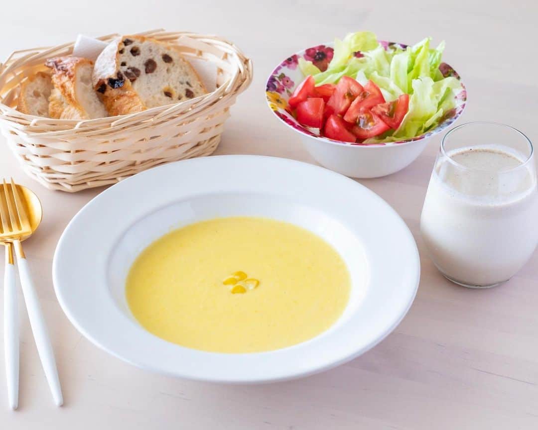 haru.のインスタグラム：「. お久しぶりです。 おこんにちは♩ . 今朝は、 八ヶ岳で買ってきた美味しいパンと野菜サラダ、 甘〜いとうもろこし🌽を使った、コーンポタージュスープでした。 . そして、朝食の前には、モラタメ.net @moratame_net さまより送っていただいた、 「ナチュラルシェイプシェイク」♡ . 「ナチュラルシェイプシェイク」は、大豆・玄米・サチャインチ、3種類の植物性たんぱく質を配合。 植物性原料にこだわった自然派バランス栄養食なんです。 . お味も「ほうじ茶ソイラテ味」で、飲みやすくとても美味しい！ . 新しいダイエット習慣として「毎朝1杯」を続けると、 少しずつ変わっていくかも？！ 期待大です✨ . . しかしコーンポタージュスープ、甘くて美味しかったな〜♡ 残ってるとうもろこしで、いまからとうもろこしごはん炊きます！ 食べてばかり← . . 暑いけど水分摂りつつがんばろー。 みなさまも良い1日を✨ . . #ナチュラルシェイプシェイク #プロテイン #キューオーエルラボラトリーズ」