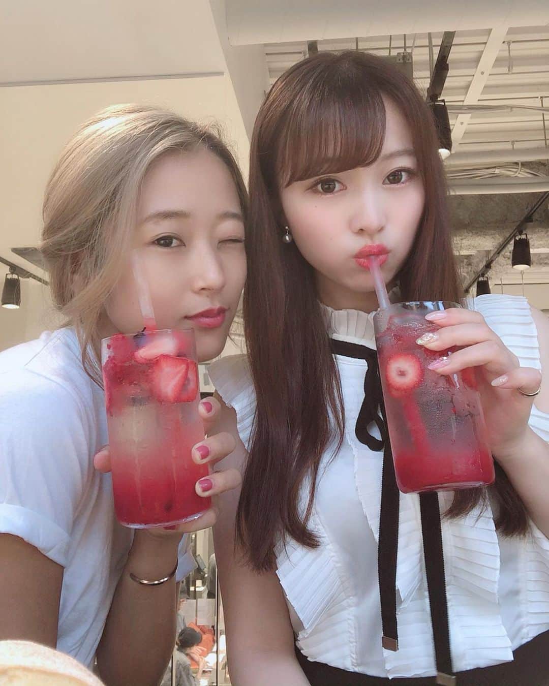 清里千聖さんのインスタグラム写真 - (清里千聖Instagram)「. 暑すぎませんか🤤🍦💕. ストレートだと眠たそうな顔🥺🥺...。 #RivageMoncher #リヴァージュモンシェール #堂島ロール #フルーツソーダ #strowberry #愛知 #名古屋 #堀川 #納屋橋 #instalove」8月3日 11時42分 - chiseikiyosato