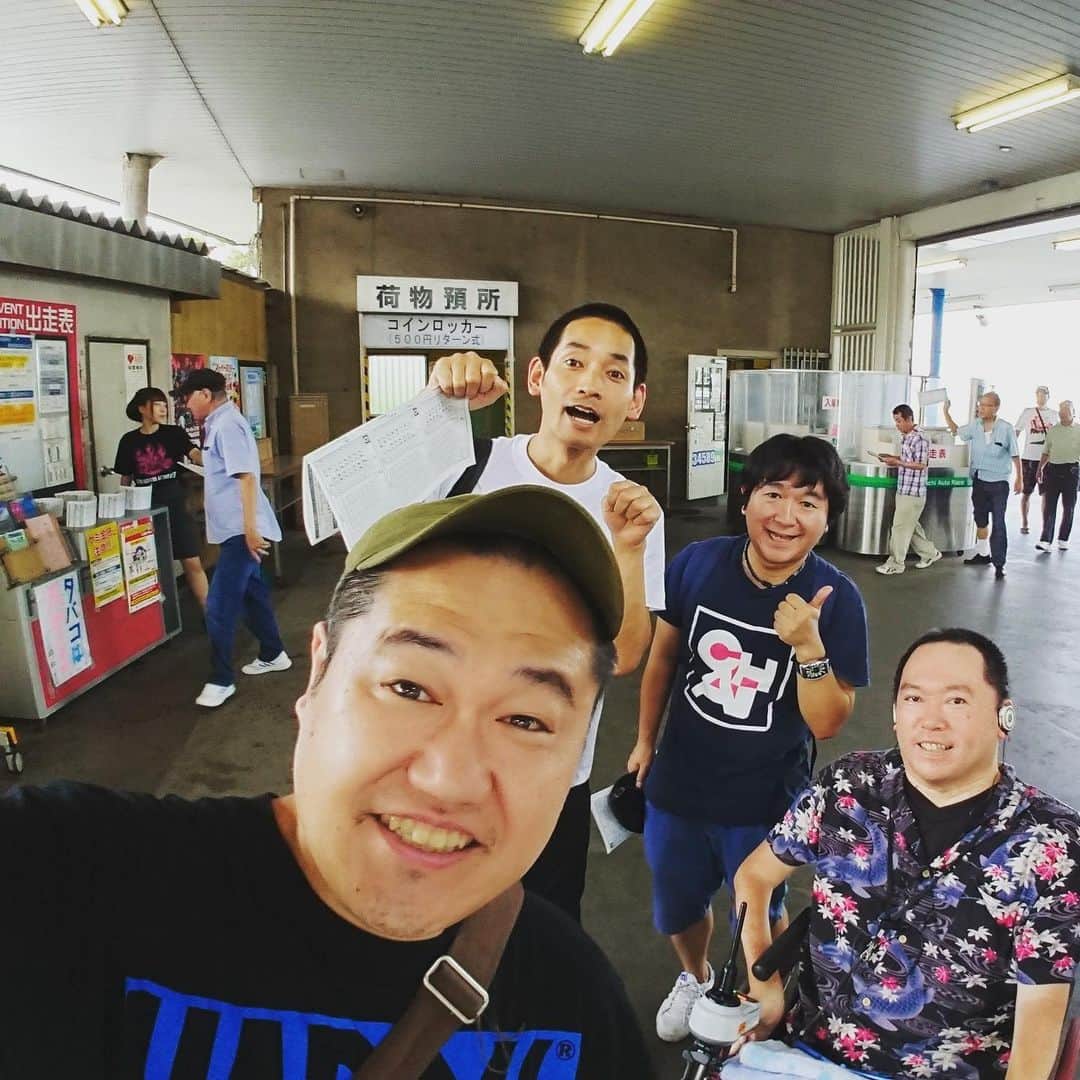 のインスタグラム：「はじめてのオートレース。楽しかったです！  #オートレース #川口オートレース場 #三浦マイルド さん #エルシャラカーニしろう さん #小石田純一 #お笑い芸人 #芸人」