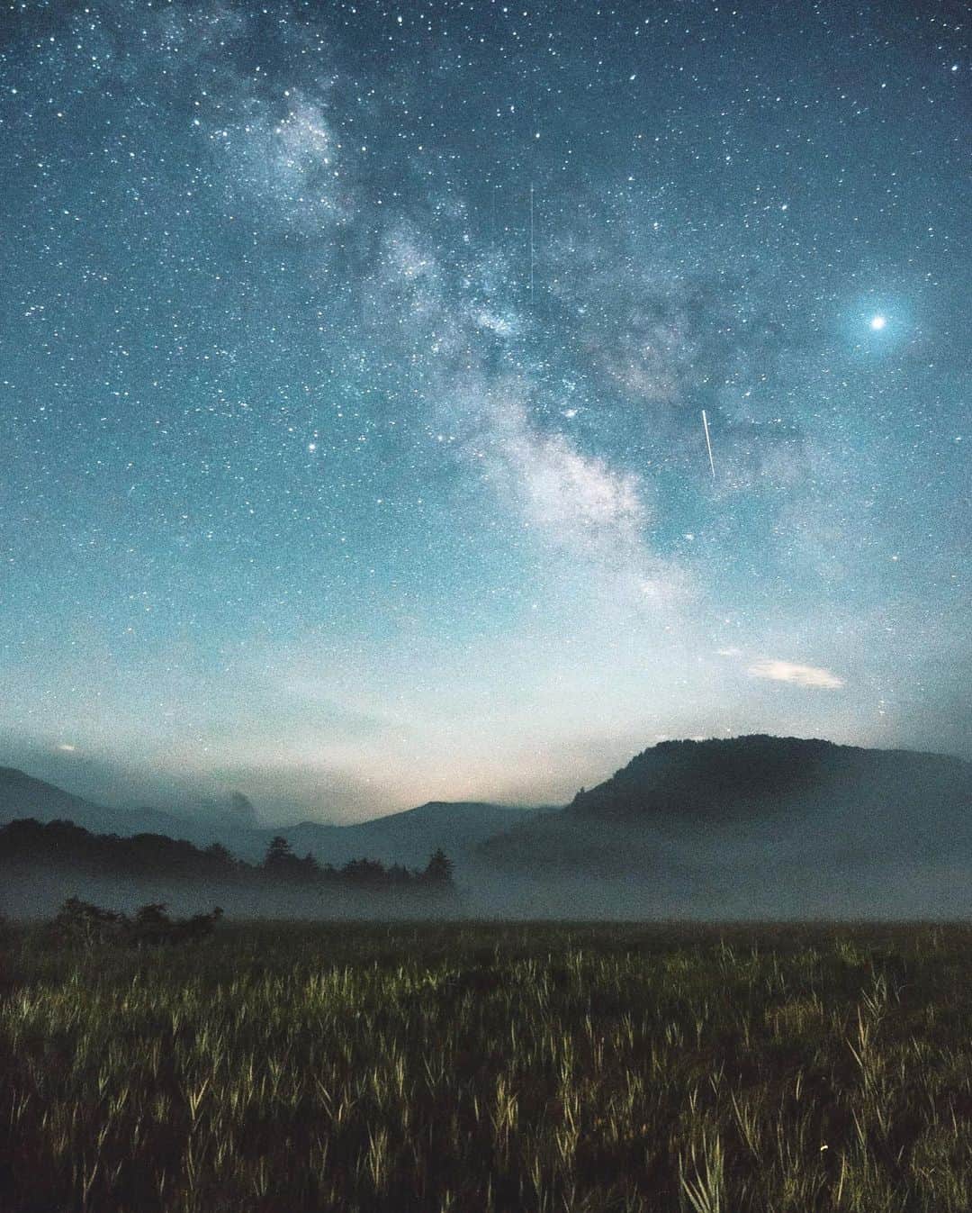 masayaさんのインスタグラム写真 - (masayaInstagram)「Oze National Park  尾瀬ヶ原からの星空。 尾瀬ヶ原に泊まった者にだけ見られる特権です。夕方までは雲の方が多く、広がる星空はあきらめていた。8時くらいになると見事に空が開け満天の星空となった。撮影した写真の3割くらいは流れ星のおまけ付き。ラッキーでした。 #stars #星空撮影 #尾瀬 #弥四郎小屋 #尾瀬ヶ原 #oze」8月3日 11時47分 - moonlightice