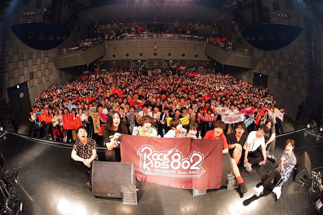 雫さんのインスタグラム写真 - (雫Instagram)「#FM802 ROCK KIDS 802 SPECIAL LIVE HIGH!HIGH!HIGH!  パスピエ10周年をお祝いするべく一人でお邪魔してきました！ 「ICHIDAIJI」「フィーバー」を歌わさしてもらいました。人生初のゲストボーカルかつ全編ハンドマイク！手持ち無沙汰でふわっふわやったけど楽しかった！  #RK802 Photo by 渡邉一生」8月3日 11時52分 - plkshizuku