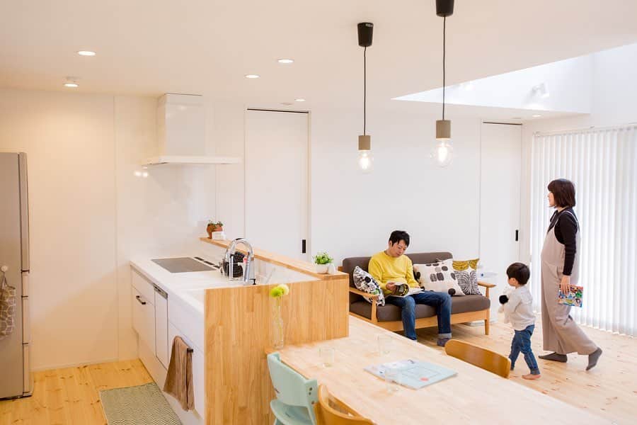 ルポハウス一級建築士事務所さんのインスタグラム写真 - (ルポハウス一級建築士事務所Instagram)「・ ・ ・ 木の温もりに包まれた明るいキッチン。 ・  カウンターを伸ばしたダイニングテーブルで、キッチン周りの動線をコンパクトに。 ・ ・ ・ 𓐌𓐌𓐌𓐌𓐌𓐌𓐌𓐌𓐌𓐌𓐌𓐌𓐌𓐌𓐌𓐌𓐌𓐌  ルポハウスの施工事例はこちらまで☞ @reposhouse  𓐌𓐌𓐌𓐌𓐌𓐌𓐌𓐌𓐌𓐌𓐌𓐌𓐌𓐌𓐌𓐌𓐌𓐌 #ルポハウス は#ちょっとかっこいい家 を"友人のために" という思いでつくっています。 一生に一度の#マイホーム。 「あなたにしかできない」×「ルポハウスだからできる」で、 私たちだけの#家づくり を思いっきり楽しんでみませんか？！ ・ ・ ・ #住宅 #注文住宅 #新築一戸建て #デザイナーズ住宅  #一級建築士事務所 #設計事務所  #滋賀県大津市 #滋賀県草津市 #滋賀県栗東市  #滋賀県近江八幡市 #キッチンインテリア #造作カップボード #造作カウンターテーブル #サンゲツクロス #re7721 #無垢フローリング #レッドパイン」8月3日 12時02分 - reposhouse