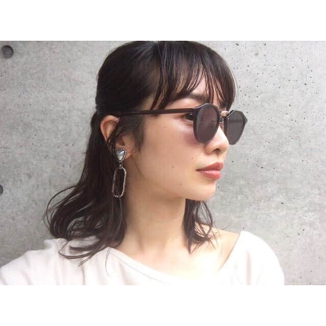権藤朱実さんのインスタグラム写真 - (権藤朱実Instagram)「🕶 私の相棒♡ 出先でよく褒められるサングラスは『GLASSAGE』 色合いもフラットレンズもお気に入り♡ #brand #GLASSAGE #グラッサージュ →@glassage_official #Japan #Tokyo #fashion #sunglasses #eyewear #akephoto #ake☺︎ #お気に入りアイテム #ファッション #アイウェア #サングラス #フラットレンズ #360°UVカット #model #satorujapan #akemigondo #モデル #サトルジャパン #権藤朱実 →@satorujapan_official @akemigondo ☑︎プロフィールのリンクにてblog更新中☺︎ My blog『ake photo』 →http://ameblo.jp/akemi-gondo/」8月3日 11時59分 - akemigondo