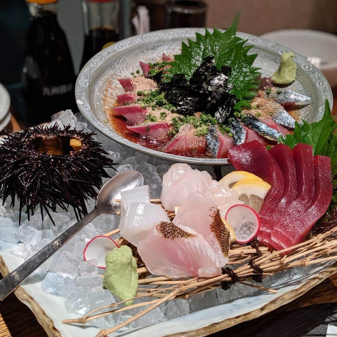 大見さなえさんのインスタグラム写真 - (大見さなえInstagram)「東京で気軽にゴマサバが食べれる🐟﻿ 『#博多ほたる 麻布十番店』﻿ ﻿ 東京での鯖は〆鯖が多く、ゴマサバあるところって﻿ 結構お値段する所多いイメージだけど﻿ ここは1人前1500円でゴマサバが食べられる😆🌸﻿ ﻿ お刺身の盛り合わせは雲丹、イサキ、イカ﻿ アナゴ、マグロ、ゴマサバの6点盛り🐟﻿ ﻿ 福岡といえばの明太だし巻き卵や、﻿ 他にはイチジクとシャインマスカットの白和え、鴨とフォアグラのつくね 博多串焼き3本セット(特製ねり、豚バラ、とり皮)🍺 ﻿ 麻布十番店は開放感があり、﻿ ふと博多料理食べたくなった時とかに行きやすい！﻿ 本店は福岡の西中洲にあります☺️﻿ ﻿ #ゴマサバ #ゴマ鯖 #ごまさば #福岡名物﻿ #博多料理 #ウニ #穴子 #イカ #マグロ﻿ #博多ほたる麻布十番 #麻布十番グルメ #pixelで撮影﻿ #🐟 #魚 #海鮮 #刺し盛り #めぐログ_麻布十番」8月3日 11時59分 - tabe_megumi