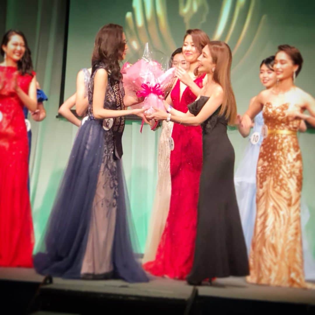 鈴木絢子さんのインスタグラム写真 - (鈴木絢子Instagram)「・ ・ #ミスコン審査員 と#表彰 #サッシュ贈呈 という大役をさせて頂いた、昨日の#レディユニバース日本大会✨ ・ 👑レディ・ユニバースとは？ Lady Universeは2016年ブルガリア発祥 のミスコン。コンセプトは『HEALTHY BEAUTY（健康的な美）』。 自国の魅力・文化を発信するとともに『健康的な美しさ』と充実したライフスタイルを世界中に奨励することを目的としています😊 ・  完成された容姿だけを重視するのではなく、#内面美 や#健康美 にフォーカスしたミスコン。 #ファイナリスト たちのPRにも志やそれぞれの人柄、想いが溢れていました✊✨ ・ 3位 甑岳奈美さん 2位 仲村風香さん グランプリ 籾山采子さん ✨ ・ 10月の#ブルガリア #世界大会 へ❣️ 充実したライフスタイルを体現しているロールモデルとして、そして日本の魅力を世界に伝える代表として！ 是非頑張って頂きたいです〜🤗✨ ・ 14名のファイナリストの皆さんも本当にお疲れ様でした👍✨ ・ ・ #ミスコン #日本大会 #日本代表 #水着審査 #ドレス審査 #スピーチ #女子力 #女性の生き方 #ライフスタイル #覚醒 #LadyUniverse #LadyUniverse2019  #beauty #👑 #👗 #👙」8月3日 12時03分 - ayako_suzuki810