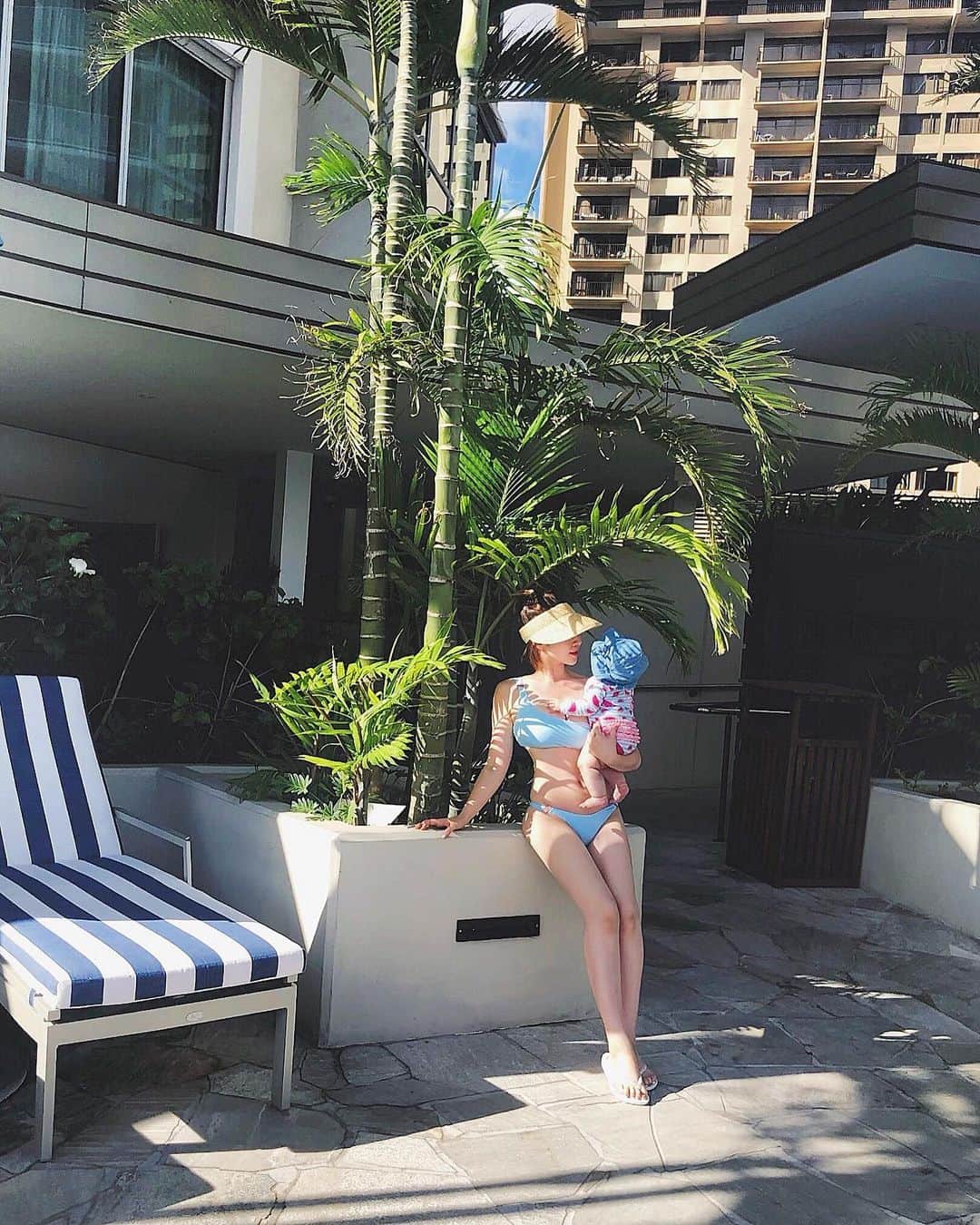 shihoのインスタグラム：「8月突入ーーー🍉 . . しばらく猛暑との戦いだね😵 怖くて休み休みじゃないと 外あるけない💦 すでに夏バテぎみだけど 体動かして体力つけなきゃ！！ . . . 昨日は体のメンテナンスも しっかりできたから むちむちちゃんの抱っこも しばらくがんばれそうです😂✊🏼✨ そしてママと一緒に #エスビューティークリニック で #レーザートーニング ！！ 今紫外線がほんとに怖い😂😂😂 . . . . #summer」