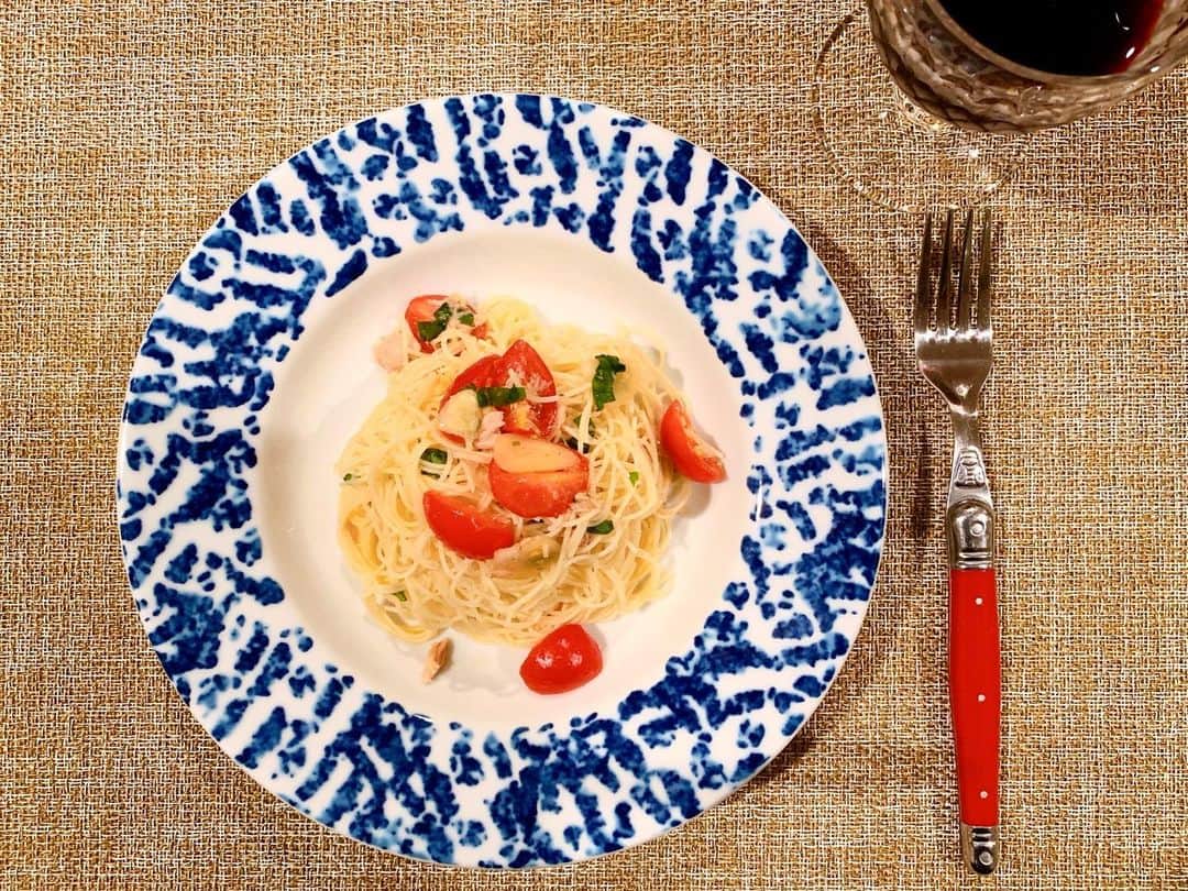 トムセン陽子さんのインスタグラム写真 - (トムセン陽子Instagram)「こう暑いと冷たいカッペリーニが、気分。 . . . #pasta #capellini #ツナとトマトのパスタ #カッペリーニ #意外と料理しますアタシ #トミーシェフ」8月3日 12時04分 - yokothomsen