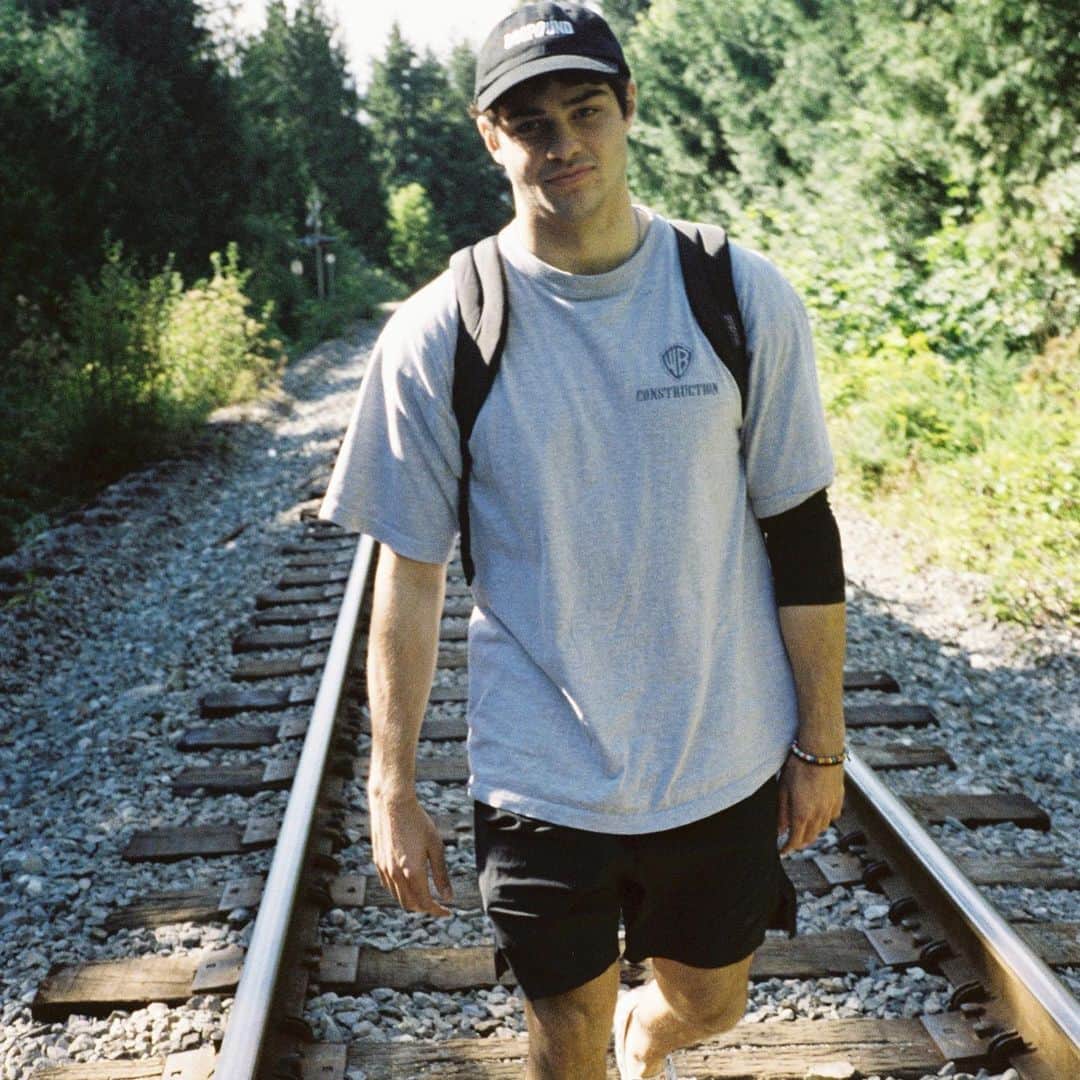 ノア・センティネオのインスタグラム：「We walked.. We hiked.. We jumped」