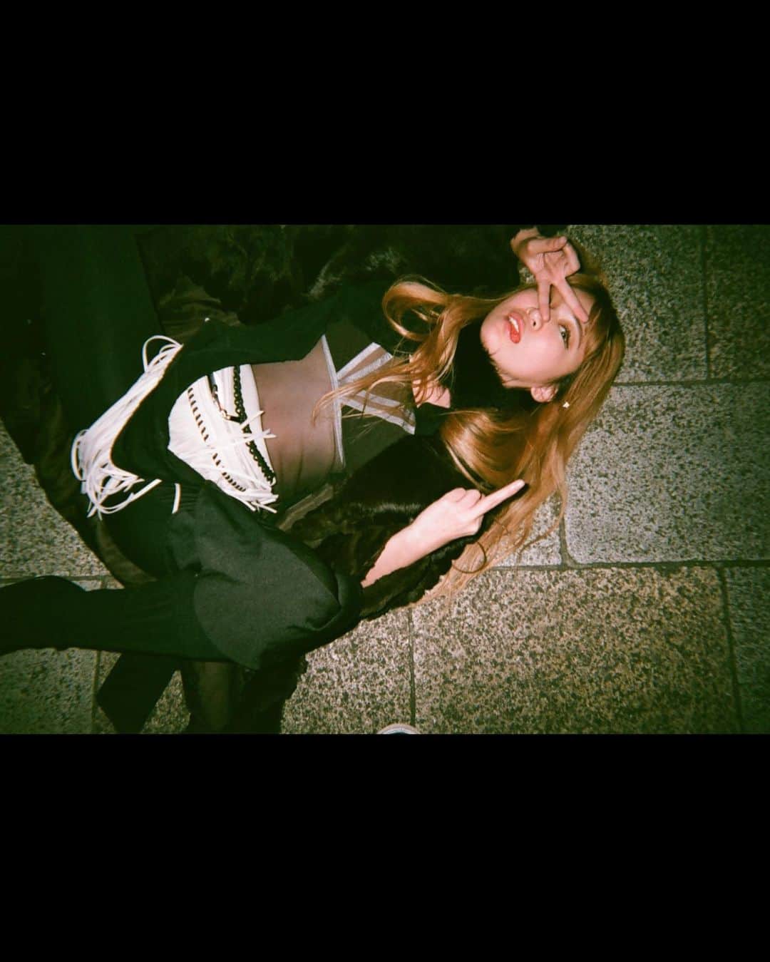 DJ mariennuのインスタグラム：「Some Guys するり抜けて チャンスは逃げていった ダイヤの魅力に負けて 愛は急に愛想なし  今度は上手くいくと さんざん聞かされた結果がまた振り出しさ  一度きりの人生だから 当たり砕け散ったかけら達 抱きしめ今夜は眠ろう  時代遅れのオンボロに乗り込んでいるのさ だけど降りられない転がるように生きてゆくだけ  Some Guys ウマい話 釣るのが釣られてさ 案の定泣きをみてる クールな柄じゃないのに  明日に向かって撃つ 希望をつめこんでる胸が今日も泣いてるぜ  陽が昇ればやり直せるさ 照れや弱さぜんぶ承知だよ この世にお見舞いしてやれ  不器用過ぎるハンドルで突っ込んでいくのさ だけど止められない転がるように走る  バラの花束が似合うのもいるのさ だけど似合わない転がるように生きて Yeah  一度きりの人生だから 当たり砕け散ったかけら達 抱きしめ今夜は眠ろう  時代遅れのオンボロに乗り込んでいるのさ だけど降りられない転がるように生きて  バラの花束が似合うのもいるのさ だけど似合わない転がるように生きて Uh #転がってる」