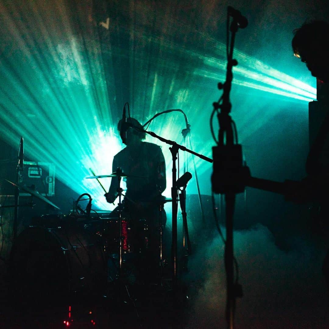 A Place to Bury Strangersさんのインスタグラム写真 - (A Place to Bury StrangersInstagram)「@midwrestless took these killer photos from last nights show @lh_schubas with @idlesband . What a vicious show  #idles #aptbs #aplacetoburystrangers #lollapalooza #lincolnhall」8月3日 12時05分 - aptbs