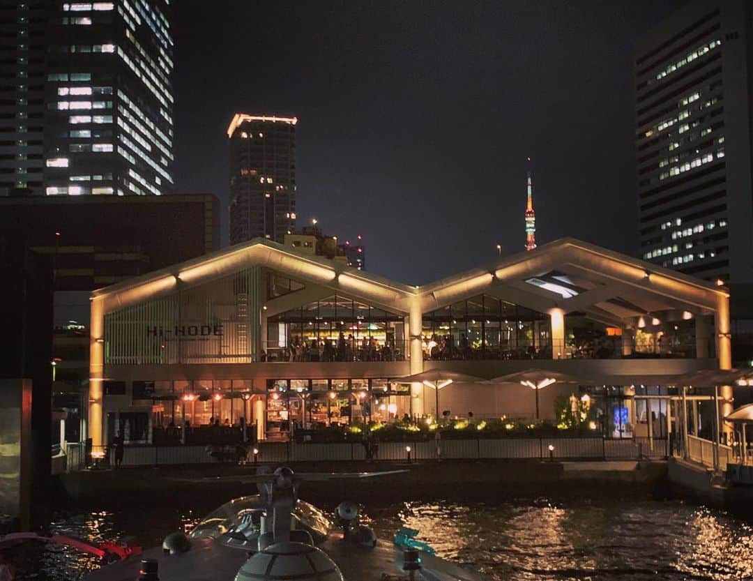 小橋賢児のインスタグラム：「ライゾマ齋藤さんと企画アドバイザーを務めさせていただきました海辺の施設 Hi-NODE(ハイノード)がようやくOPENすることができました。  タウンマインドからオーシャンマインドへ  都会に暮らしながらも海辺をもっと活用して豊かな暮らしを取り入れてほしいという想いで創らせていただきました。  これだけ海に囲まれているのにも関わらず、意外にも海辺に暮らしたり、船を活用してない方は多いです。  世界では街に隣接する海辺はすごく価値があるのに、なぜか東京の海辺は敬遠されがちです。  目の前の海とその先に広がるまだ見ぬ世界に目を向け、多様な価値観の交感する生活を通した、新しい都市文化の創造へ挑戦する」 そんな思いから、Hi（＝高い、盛んな、わくわくする）、NODE（＝結び、交点、 結節点）からなる「Hi-NODE（ハイノード）」と名付けられています。  ここから、さらに海辺を楽しくして ここからワクワクするような文化をたくさん創っていきたいと思ってます！  ぜひ沢山使っていただきたいです！  https://hi-node.jp  @hi_node_day  @hi_node_night  https://precious.jp/articles/-/12972  #HiNode #hi_node #ハイノード」
