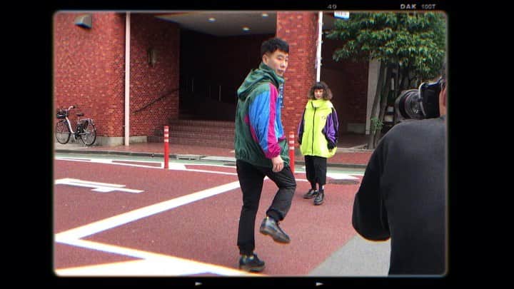 のインスタグラム：「＼撮影OFFSHOT／ キュートなピョンピョンタカスィーとピョンピョン亜美ちゃん♡  藤井隆さんの軽やかなステップに合わせて亜美ちゃんもくるりん！とステップ！あ～かわいい♡ #PUFFY #大貫亜美 #藤井隆 #ROMPUS #candystripper」