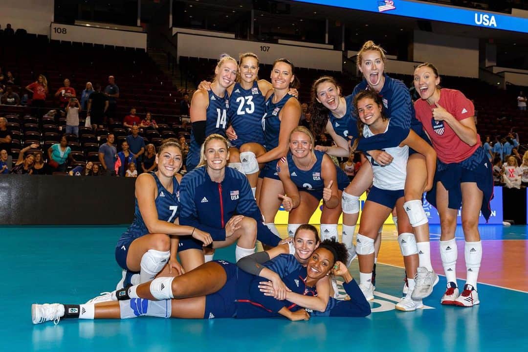 USA Volleyballさんのインスタグラム写真 - (USA VolleyballInstagram)「@usavwnt opened its @FIVBVolleyball #TokyoGames Qualification Tournament Pool C with a convincing 25-17, 25-10, 25-10 victory over Kazakhstan as @krobin32 was on 🔥 all night. Up next is Bulgaria on Saturday at 5 pm CT.  Recap on USA volleyball.org」8月3日 12時14分 - usavolleyball