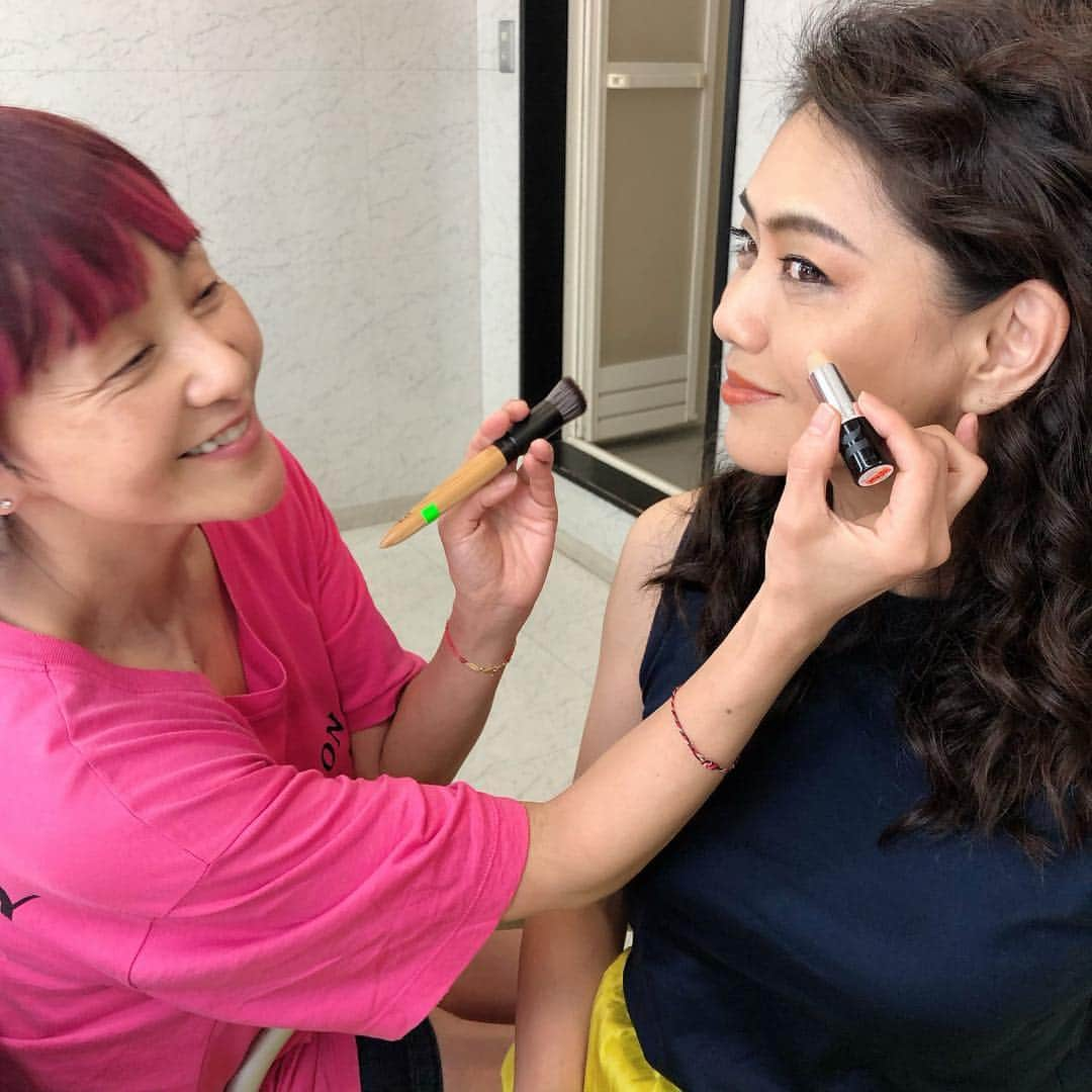 前田典子さんのインスタグラム写真 - (前田典子Instagram)「先日の撮影で 久々のyukiちゃんメイク 💄 @yukimake  ジム仲間でもあるyukiちゃん 🥊  久しぶりでずっと喋ってたね😁 80sメイク 楽しかった💗  yukiちゃんプロデュースのコンシーラーが優秀で 👍 クマやシミなどカバーしつつ潤してくれる ✨ 真ん中に美容成分が入っていて スティックタイプで塗りやすいの❣️ 普段のメイクは日焼け止めかBBクリームにこのステックでちょいちょいとアラを隠すだけ😁👌 #bisou は @cosmekitchen で  yukiちゃんの気持ち良いメイクブラシも 👍」8月3日 12時15分 - maenorichang