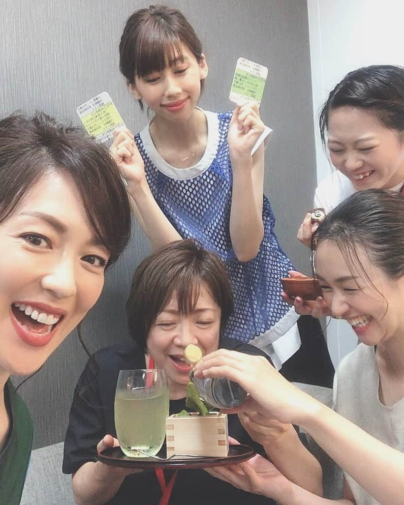 若村麻由美さんのインスタグラム写真 - (若村麻由美Instagram)「❣まいど～、いつもお世話になっているスタッフさんと念願のアレを😋 . #若村麻由美 #mayumiwakamura #テレ朝 #テレ朝夏祭り #行列  #科捜研の女カフェ #ゲソのゲソ痕サラダ #マリコの消える謎パフェ #熱血土門刑事の現場検証カレー #筆跡鑑定ケーキ #宇佐見研究員の水出し宇治茶 #早月先生の手土産  #早月謹製」8月3日 12時23分 - mayumiwakamura_official