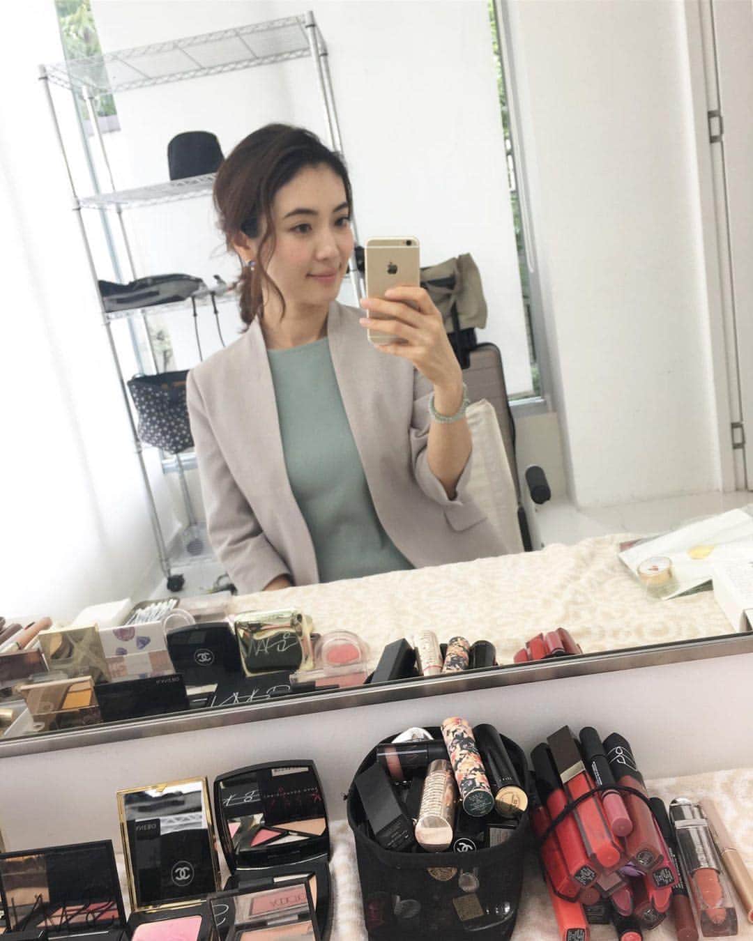 EDIST. CLOSET さんのインスタグラム写真 - (EDIST. CLOSET Instagram)「フリーアナウンサー @rikakoogawa さんのサマージャケットコーデをリポスト！ フリーアナウンサーやレポーターなどの方々にも数多くご着用いただいております😌 リネン風ジャケットは冷房対策や紫外線対策にもなり、夏のお仕事シーンにおすすめの夏アウターです。 👉  ウエストシェイプサマージャケットはWEBストアでもレンタルでもお取り扱い中！ ・ ・ ・  今日は美的誌面 @bitekicom の撮影へ♪ メイクページの撮影でした💄 既に秋メイクについて♡ 純さん @jun.yoshimura_ladonna に、 柔らかいニュアンスの髪型にして貰いました☺️ ・  #美的#biteki#ヘアスタイル#髪型#撮影 #shooting」8月3日 12時25分 - edist.closet