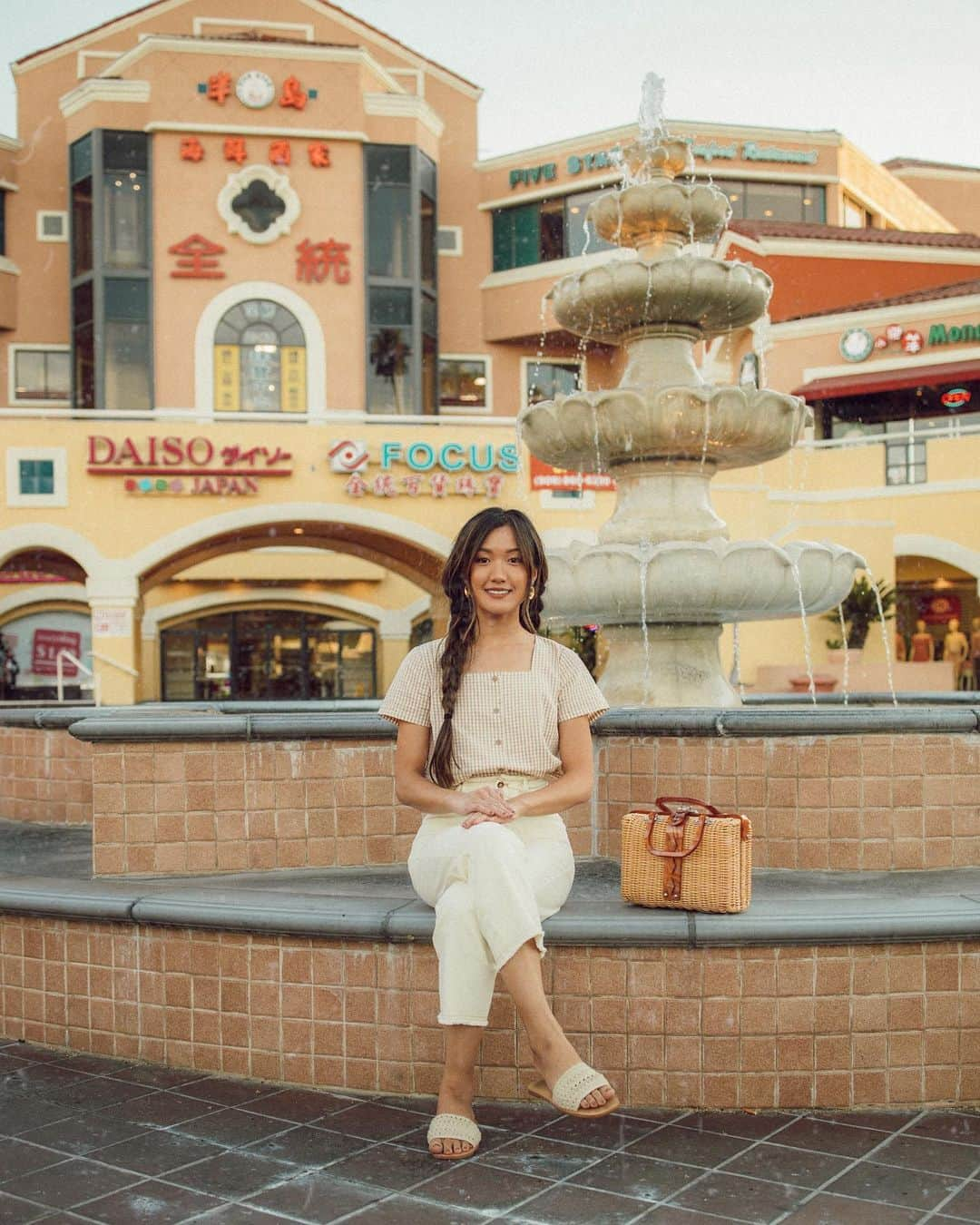 W E Y L I Eさんのインスタグラム写真 - (W E Y L I EInstagram)「How you take photos on water fountains vs how Asian moms take pics on water fountains 😂 For my 626 peeps, you already know which plaza this is 🙌🏼 I still remember visiting LA as a kid and my parents would always take us to 半島 (the restaurant behind me) to yum cha. Wah and I would use to buy Chinese CD’s & DVD’s at a little shop that is no longer here. Something I still love about this place is 奇華 bakery for their egg tarts ❤️ Outfit deets tagged in photo! @oakandfort @freepeople」8月3日 12時26分 - weylie