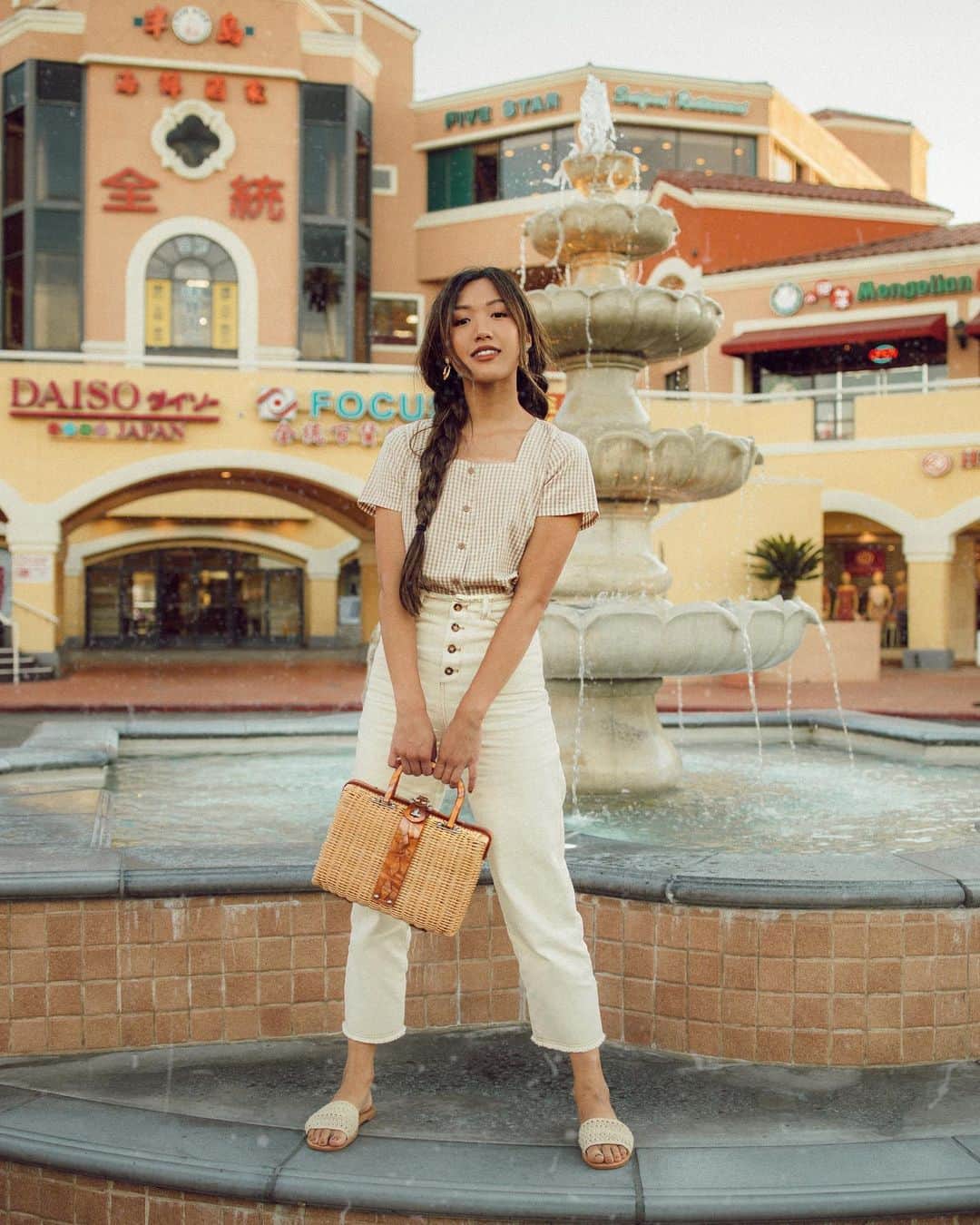 W E Y L I Eのインスタグラム：「How you take photos on water fountains vs how Asian moms take pics on water fountains 😂 For my 626 peeps, you already know which plaza this is 🙌🏼 I still remember visiting LA as a kid and my parents would always take us to 半島 (the restaurant behind me) to yum cha. Wah and I would use to buy Chinese CD’s & DVD’s at a little shop that is no longer here. Something I still love about this place is 奇華 bakery for their egg tarts ❤️ Outfit deets tagged in photo! @oakandfort @freepeople」