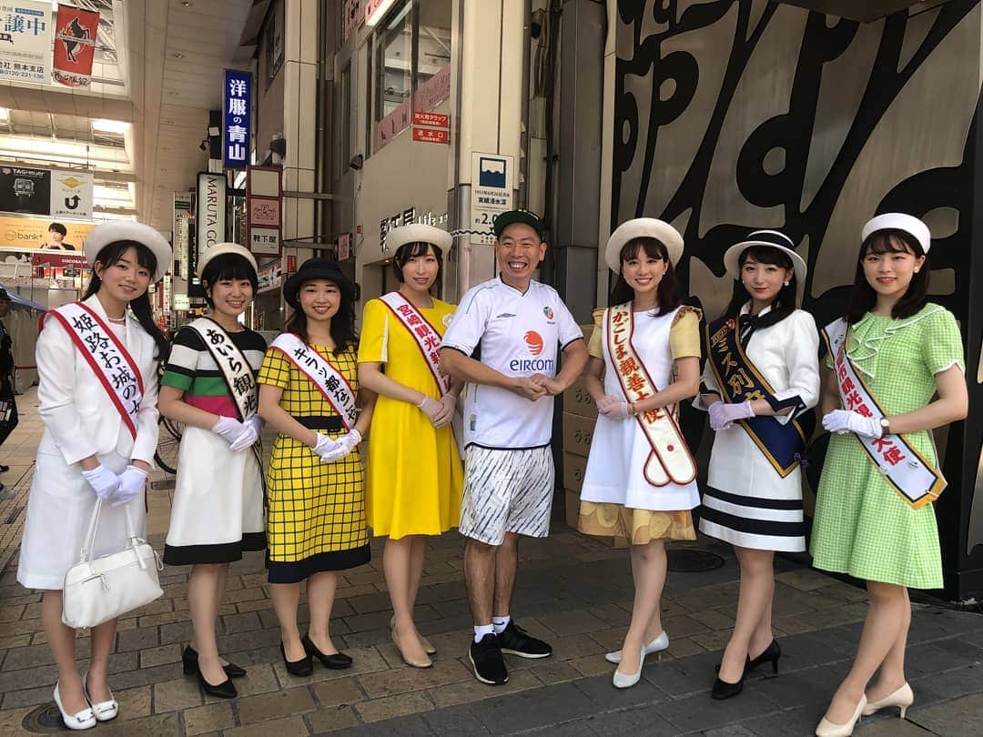 のインスタグラム：「第42回火の国まつり特番『マチナカスポーツフェスタ』テレビ熊本13時～生放送♪熊本の方ぜひ観てね♪写真は商店街を歩いていたら、いろんなミスの方に出会ったので撮ってもらいました♪17時からはネタステージもあるのでマチナカスポーツフェスタを観にきてね♪  #熊本 #火の国まつり #マチナカスポーツフェスタ #レギュラー #あるある探検隊 #特番 #スポーツ #生放送 #テレビ熊本 #よしもと芸人」