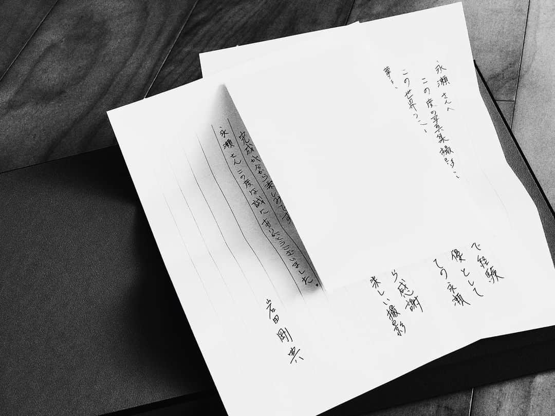 永瀬正敏さんのインスタグラム写真 - (永瀬正敏Instagram)「﻿ ﻿ 便箋2枚に書かれた直筆の手紙とプレゼント。﻿ ﻿ 撮影がオールアップした直後﻿ 岩田君がお礼の言葉と共に僕にくれたもの。﻿ こちらの方が最大級の感謝を伝えなきゃならないに、、、本当に嬉しかった。﻿ ﻿ 岩田君の優しさと、この写真集へ込めてくれた彼の思いが﻿ “最後まで妥協せず、納得行くものを作って皆さんに届けなければ”と﻿ 発売までの様々な出来事を乗り越え、完成出来たんだと思う。﻿ ﻿ 岩田君ありがとう。﻿ そして﻿ これからもよろしく。﻿ ﻿ 〜from M.Nagase.﻿ ﻿ ﻿ #岩田剛典 くん #takanoriiwata #やさしさ #写真は岩田君の了承を得てアップしました #岩田剛典写真集Spin﻿ #photobook #写真集 #写真 #photo #皆さん紡いで下さい  #今後もspinを宜しくお願いします #Spinポーズ #も流行らせたい笑 #永瀬正敏 #masatoshinagase﻿ ﻿」8月3日 12時31分 - masatoshi_nagase_official