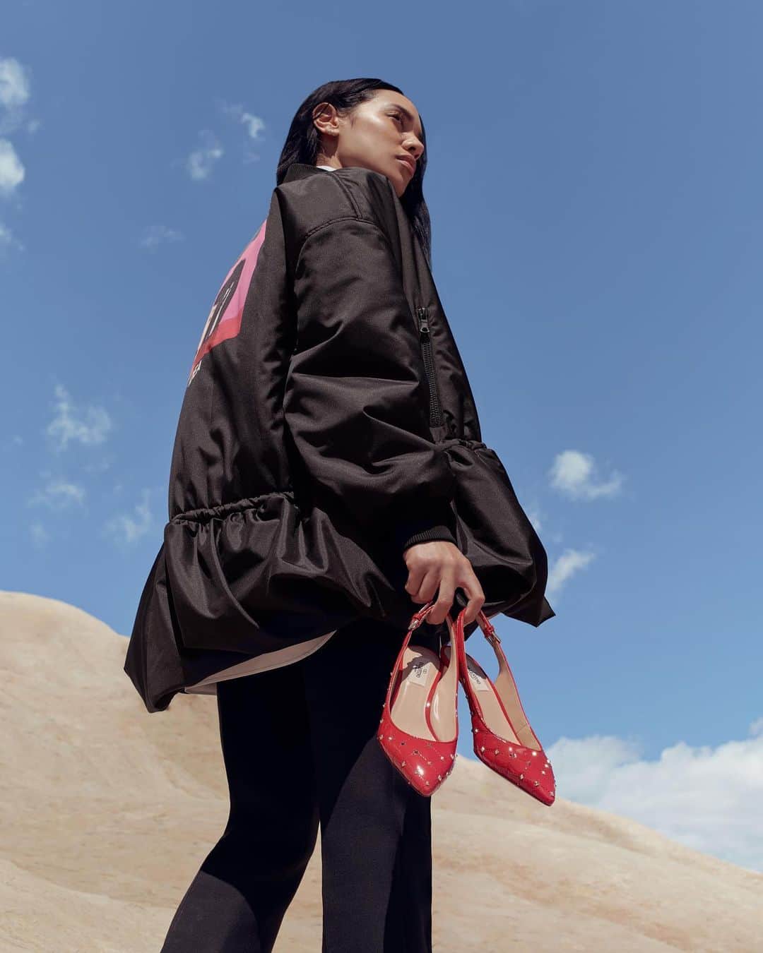 Bergdorf Goodmanさんのインスタグラム写真 - (Bergdorf GoodmanInstagram)「SIGHTSEEING 👠 We recently tapped our ultimate style crush @alealimay to take on the California desert in the best of pre-fall’s accessories, like @maisonvalentino’s rockstud patent slingback pumps. Discover the full story online at BG.com/Blog and shop these shoes now in store on 2. [photo: @jamesbrodribb] #BGOnFoot」8月3日 12時32分 - bergdorfs