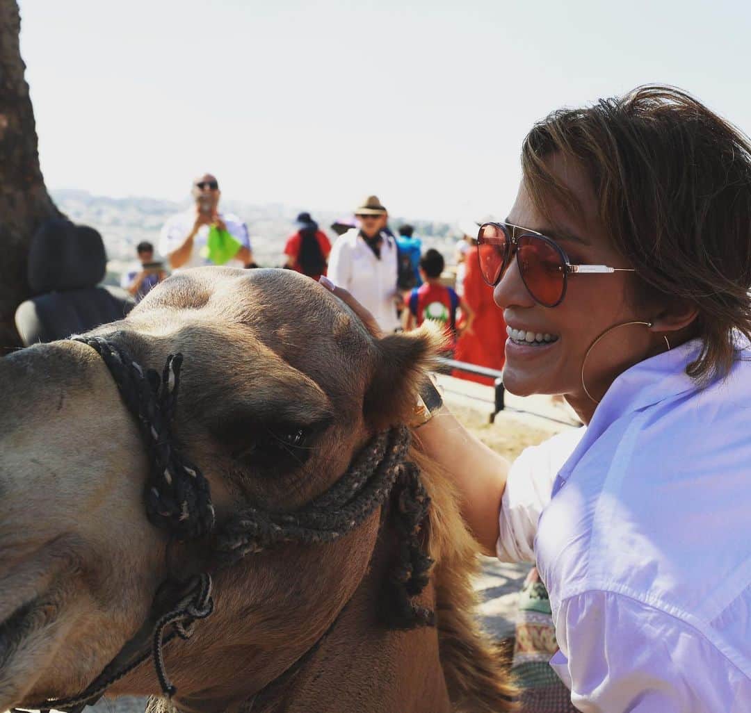 ジェニファー・ロペスさんのインスタグラム写真 - (ジェニファー・ロペスInstagram)「Is it me or is this camel as happy as I am...😊 #funtimeswthefam #itsmypartytour」8月3日 4時01分 - jlo