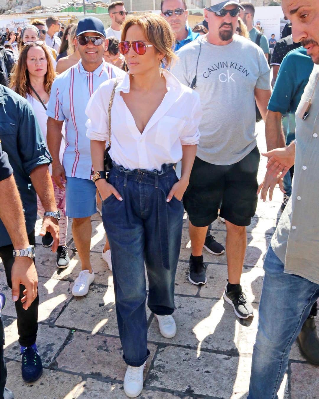 WHO WHAT WEARさんのインスタグラム写真 - (WHO WHAT WEARInstagram)「Only @jlo could convince us to try the controversial denim trend of the moment: pleated jeans. Tap our link if you're wanting to try her classic-yet-trendy look. photo: splash news」8月3日 3時54分 - whowhatwear