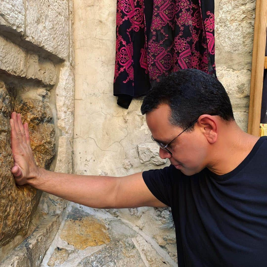 ジェニファー・ロペスさんのインスタグラム写真 - (ジェニファー・ロペスInstagram)「Reconnecting with faith and family at the Via Dolorosa and the church of the holy sepulcher ... 🙏🏼 #family #love #itsmypartytour SWIPE to see some beautiful pictures of our family outing.」8月3日 3時54分 - jlo