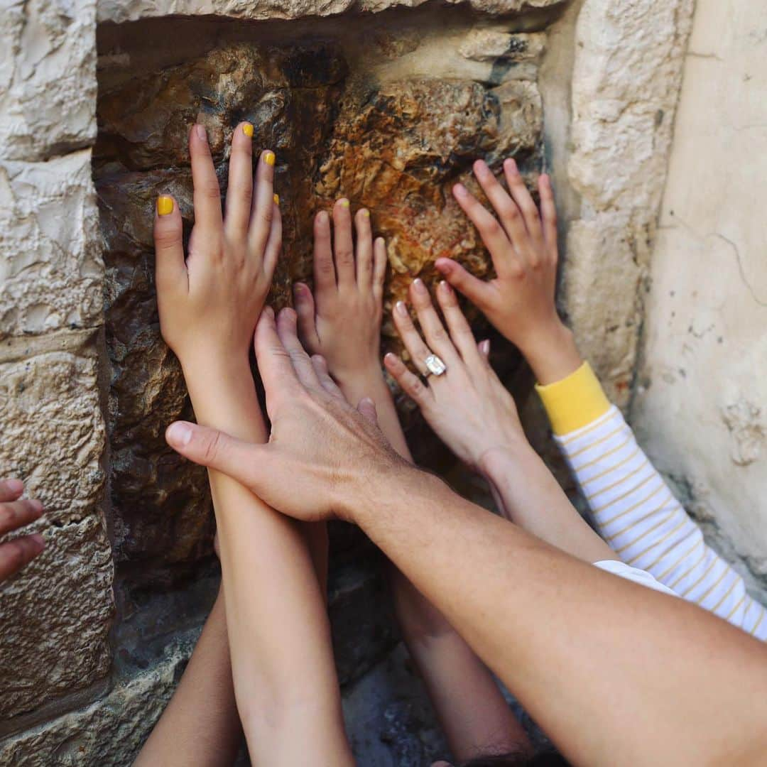 ジェニファー・ロペスさんのインスタグラム写真 - (ジェニファー・ロペスInstagram)「Reconnecting with faith and family at the Via Dolorosa and the church of the holy sepulcher ... 🙏🏼 #family #love #itsmypartytour SWIPE to see some beautiful pictures of our family outing.」8月3日 3時54分 - jlo