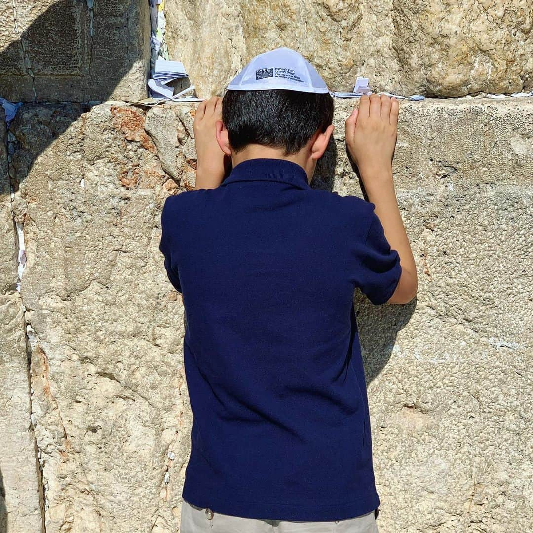 ジェニファー・ロペスさんのインスタグラム写真 - (ジェニファー・ロペスInstagram)「Reconnecting with faith and family at the Via Dolorosa and the church of the holy sepulcher ... 🙏🏼 #family #love #itsmypartytour SWIPE to see some beautiful pictures of our family outing.」8月3日 3時54分 - jlo