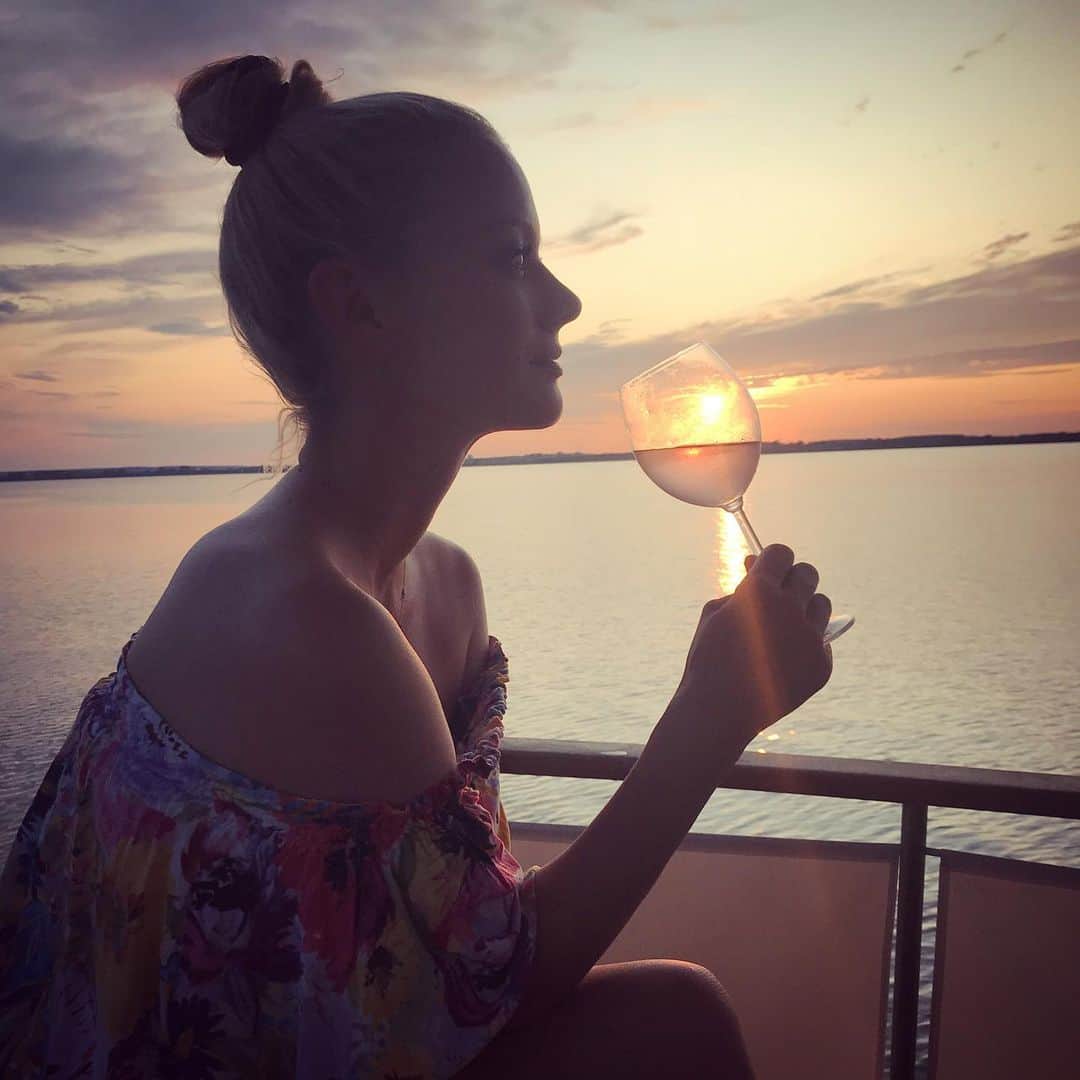 フランツィスカ・クヌッペさんのインスタグラム写真 - (フランツィスカ・クヌッペInstagram)「perfect moment ❤️💋✨🌅🙌🏻⚓️🌊☀️ #enjoylife #everysecond #sunset #boatlife #vintageboat #rose #winelover #ostsee #balticsea」8月3日 4時00分 - franziskaknuppe