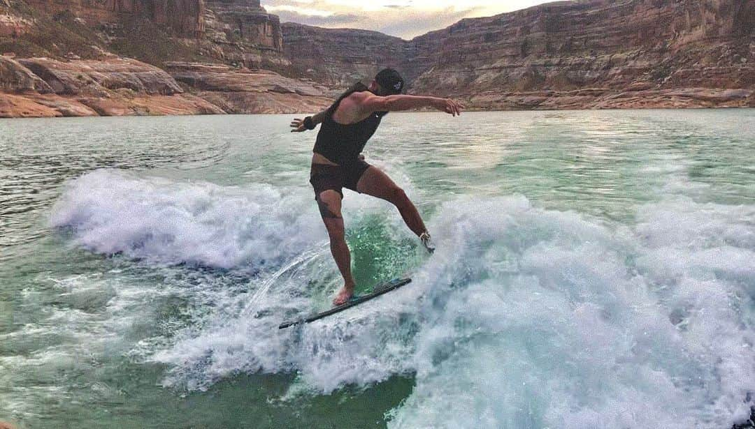 ネイサン・アンダーソンのインスタグラム：「Product testing the @waltersky.co S02  in Lake Powell was above average.」