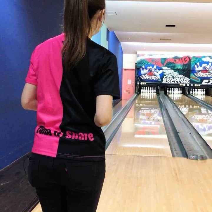 竹原三貴のインスタグラム：「誰もみてないのにマスク気にする人😂 #bowling #ボウリング ＃ボーリング #볼링 #연습 #마스크 #保齡球 #練習 #カーブ #ローダウン #HEXA #バイカラー #pink #sports #sportswear  #tshirt」